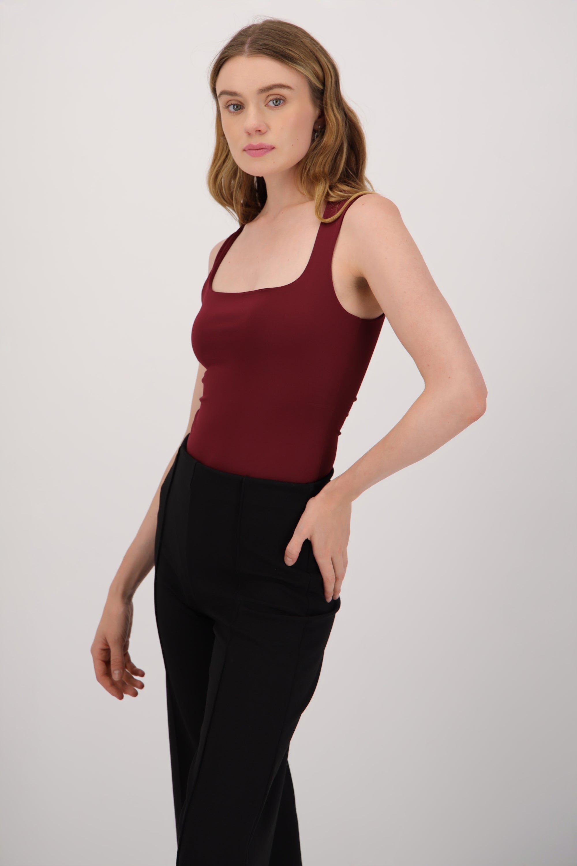 Bodysuit escote cuadrado tirante ancho VINO