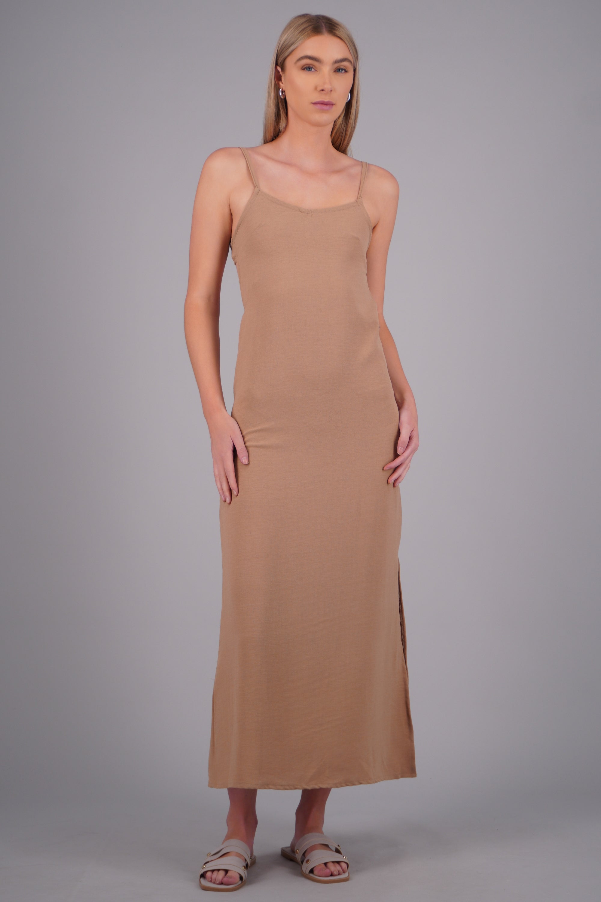 Vestido liso maxi de tirantes BEIGE