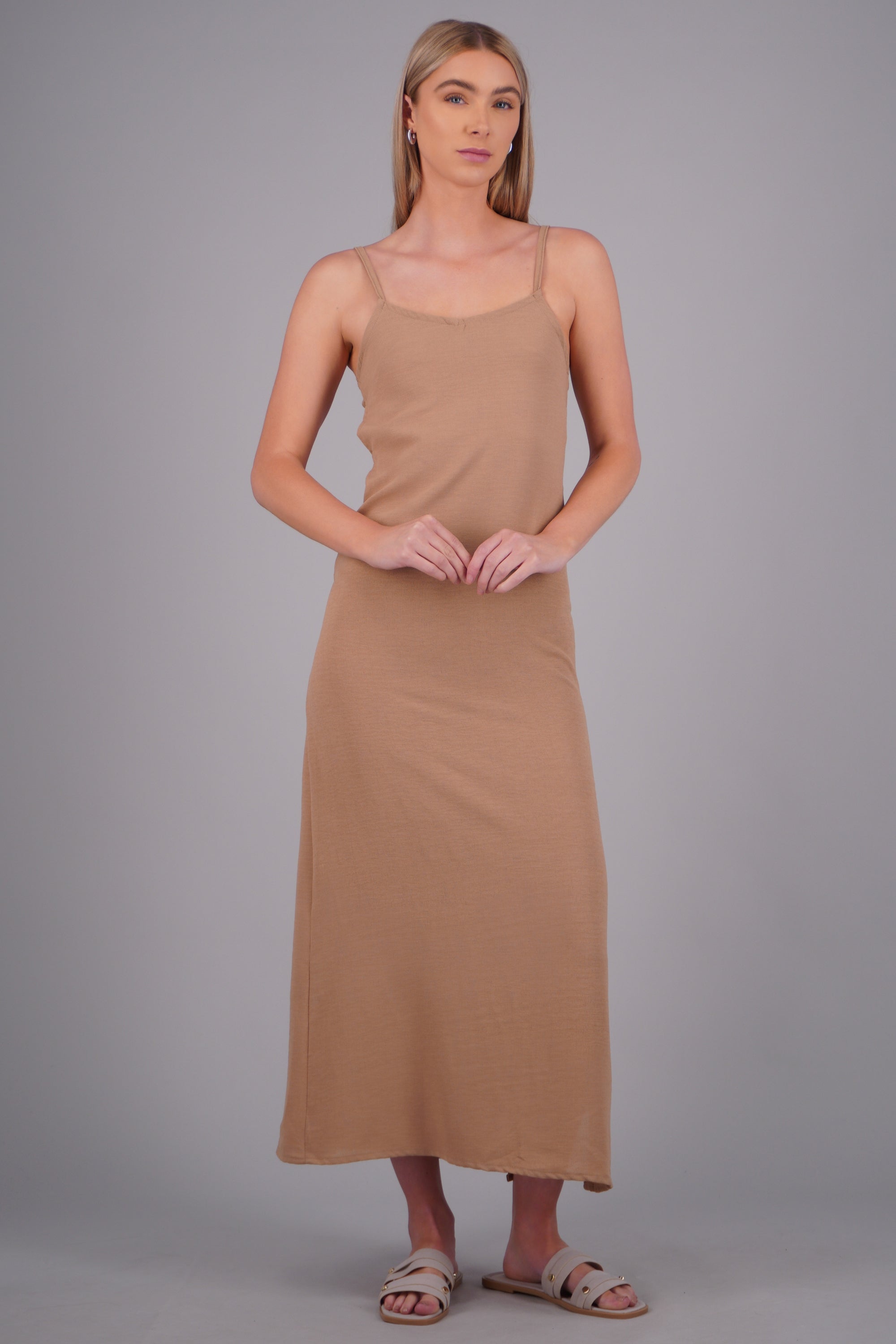 Vestido liso maxi de tirantes BEIGE