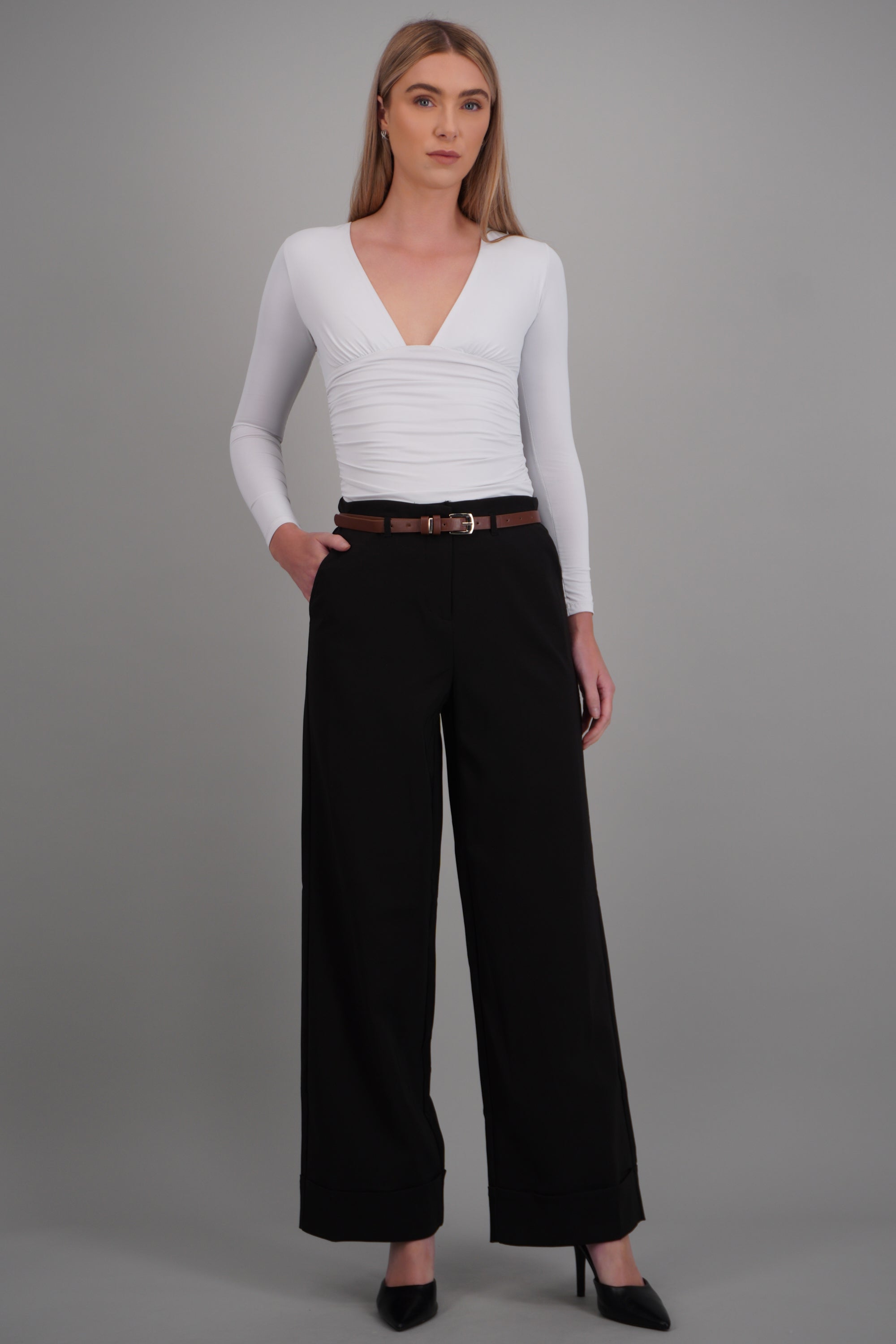 Pantalón wide leg con cinturón NEGRO