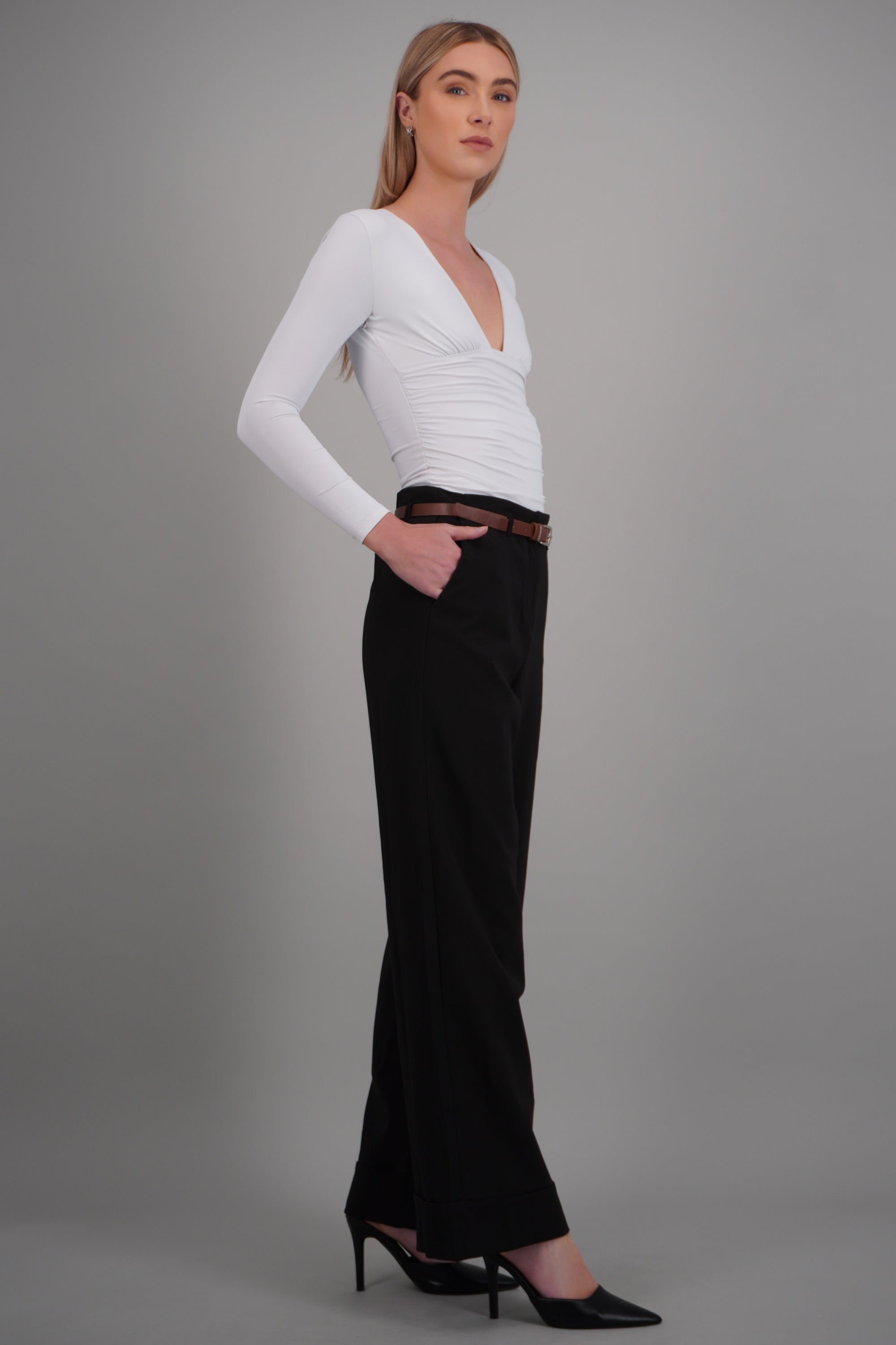 Pantalón wide leg con cinturón NEGRO