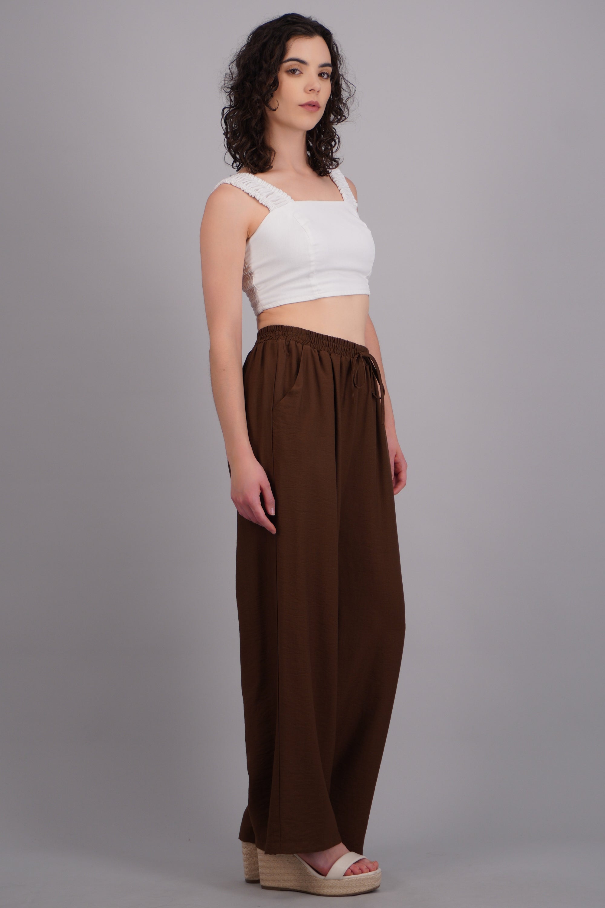 Pantalon amplio liso con resorte CAFE