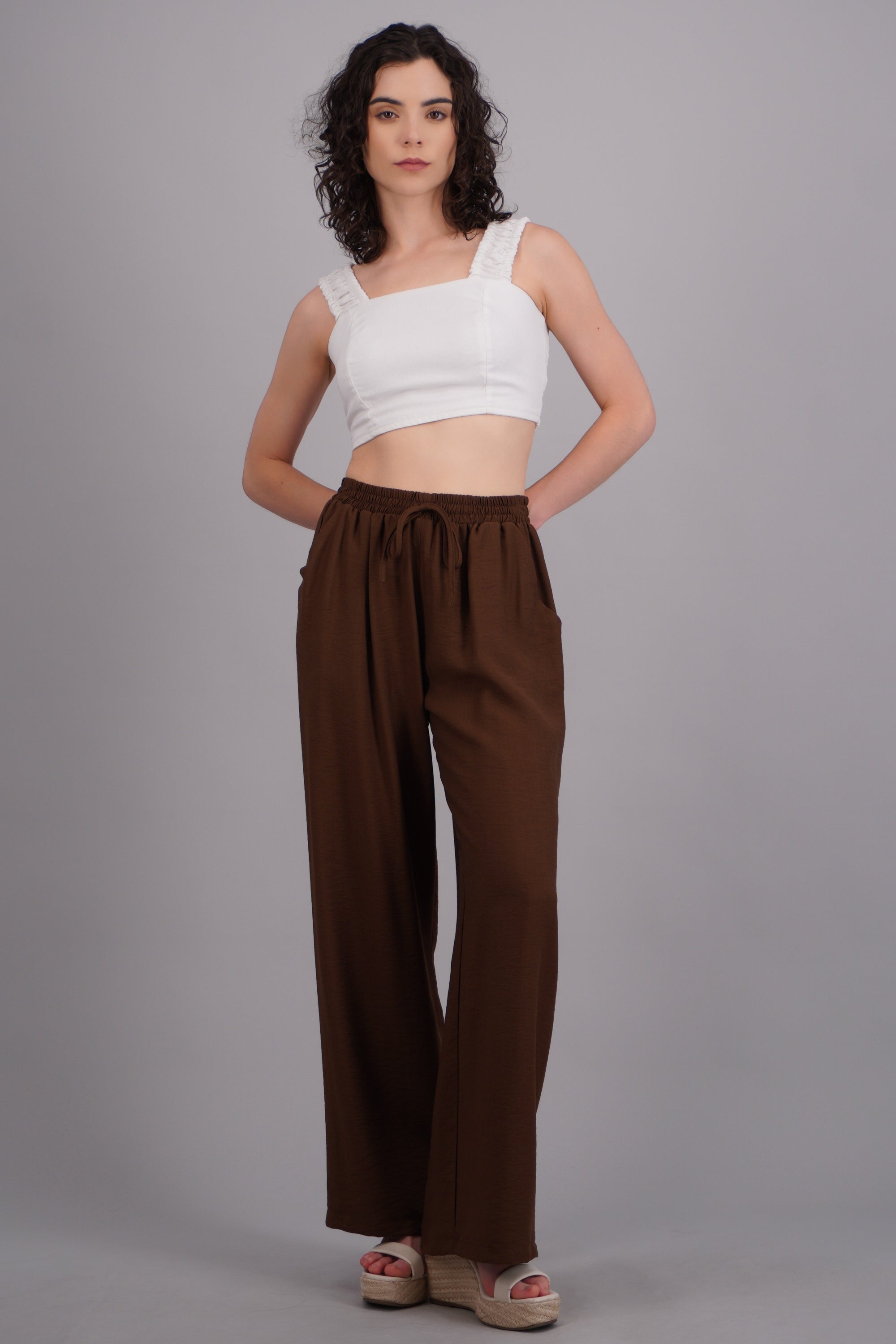 Pantalon amplio liso con resorte CAFE