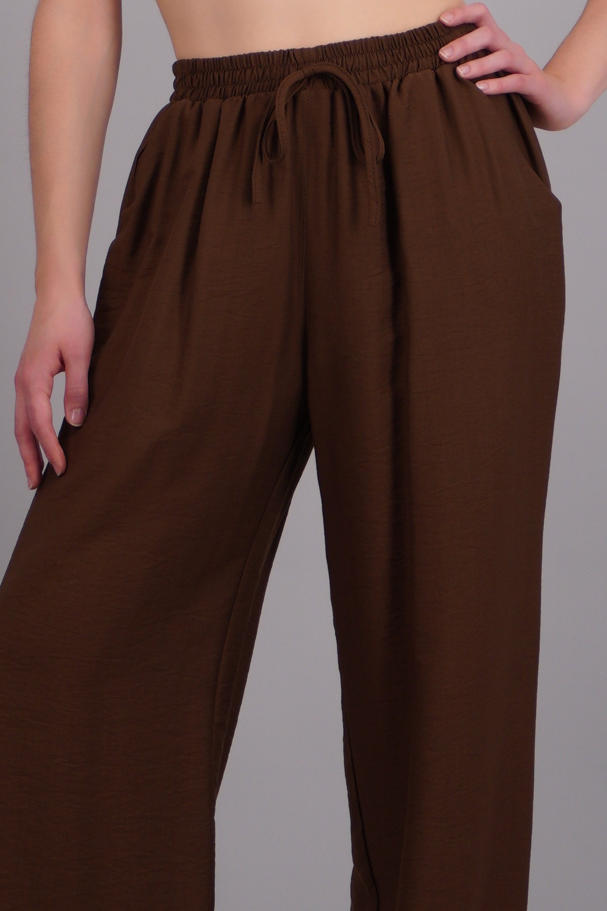Pantalon amplio liso con resorte CAFE
