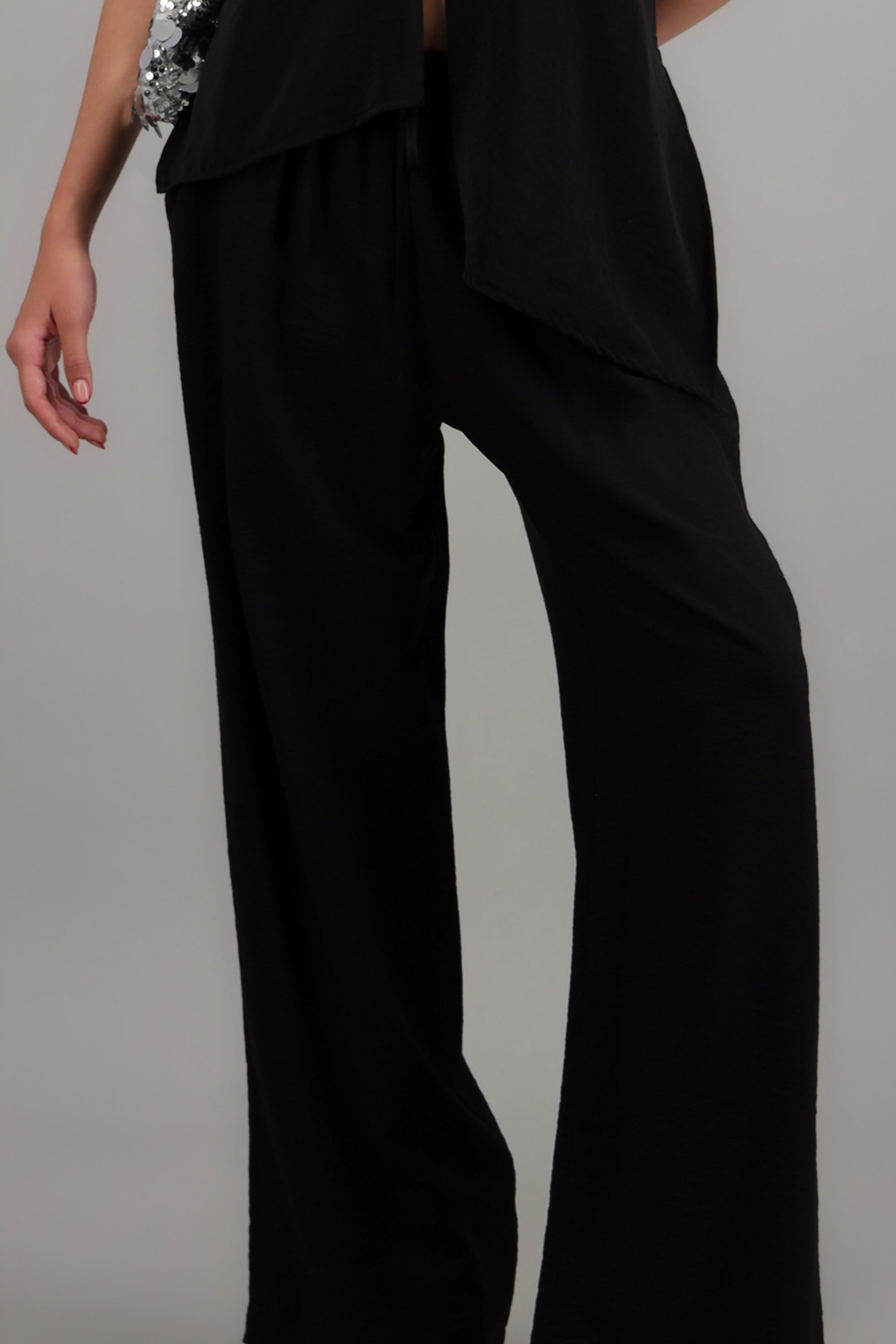 Pantalon amplio liso con resorte NEGRO