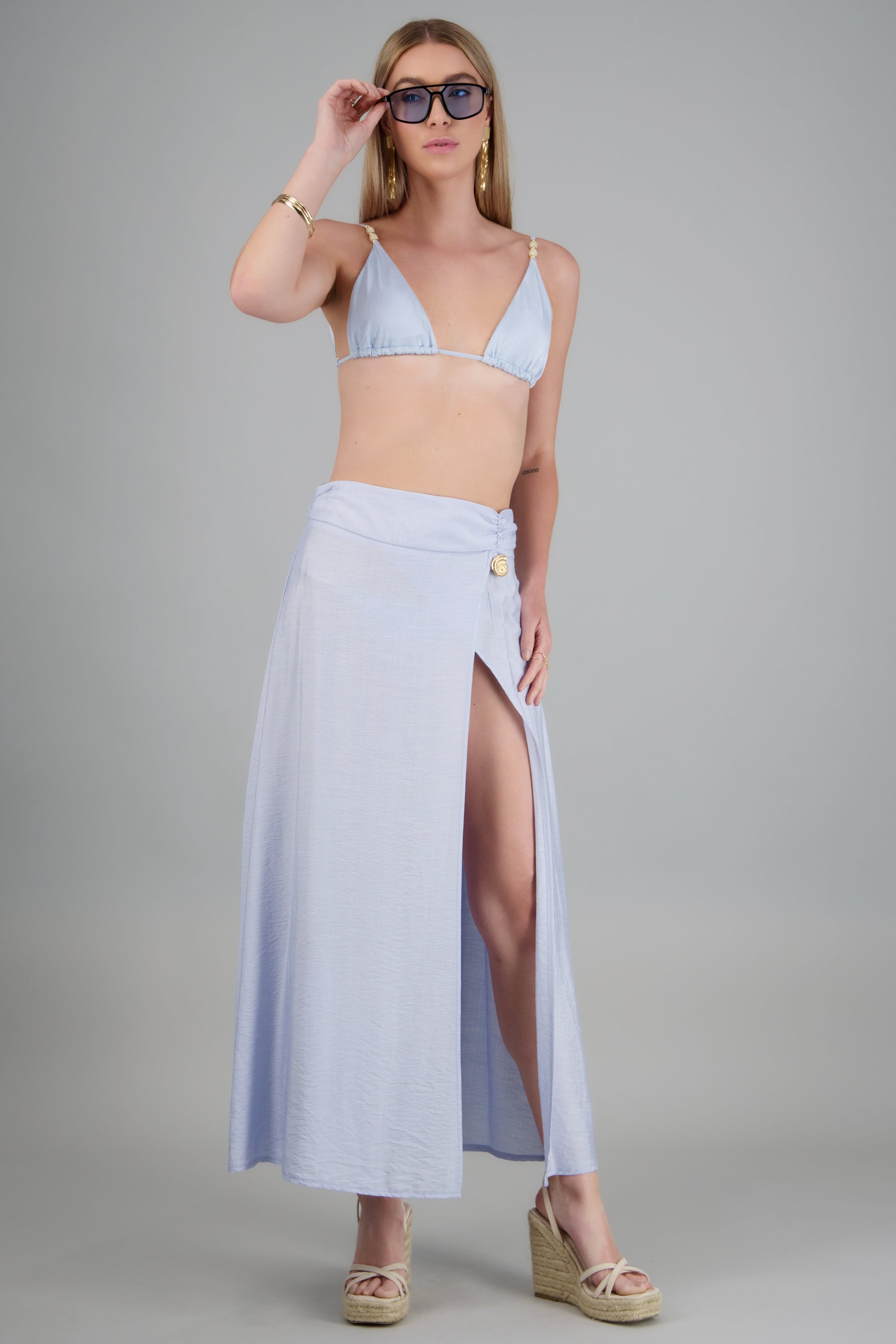 Falda ligera detalle metalico AZUL PASTEL