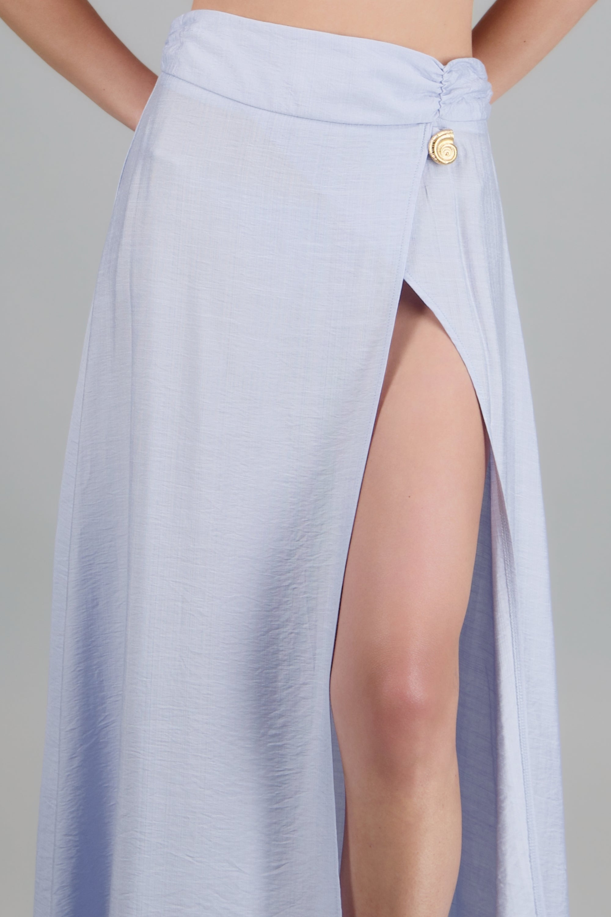 Falda ligera detalle metalico AZUL PASTEL