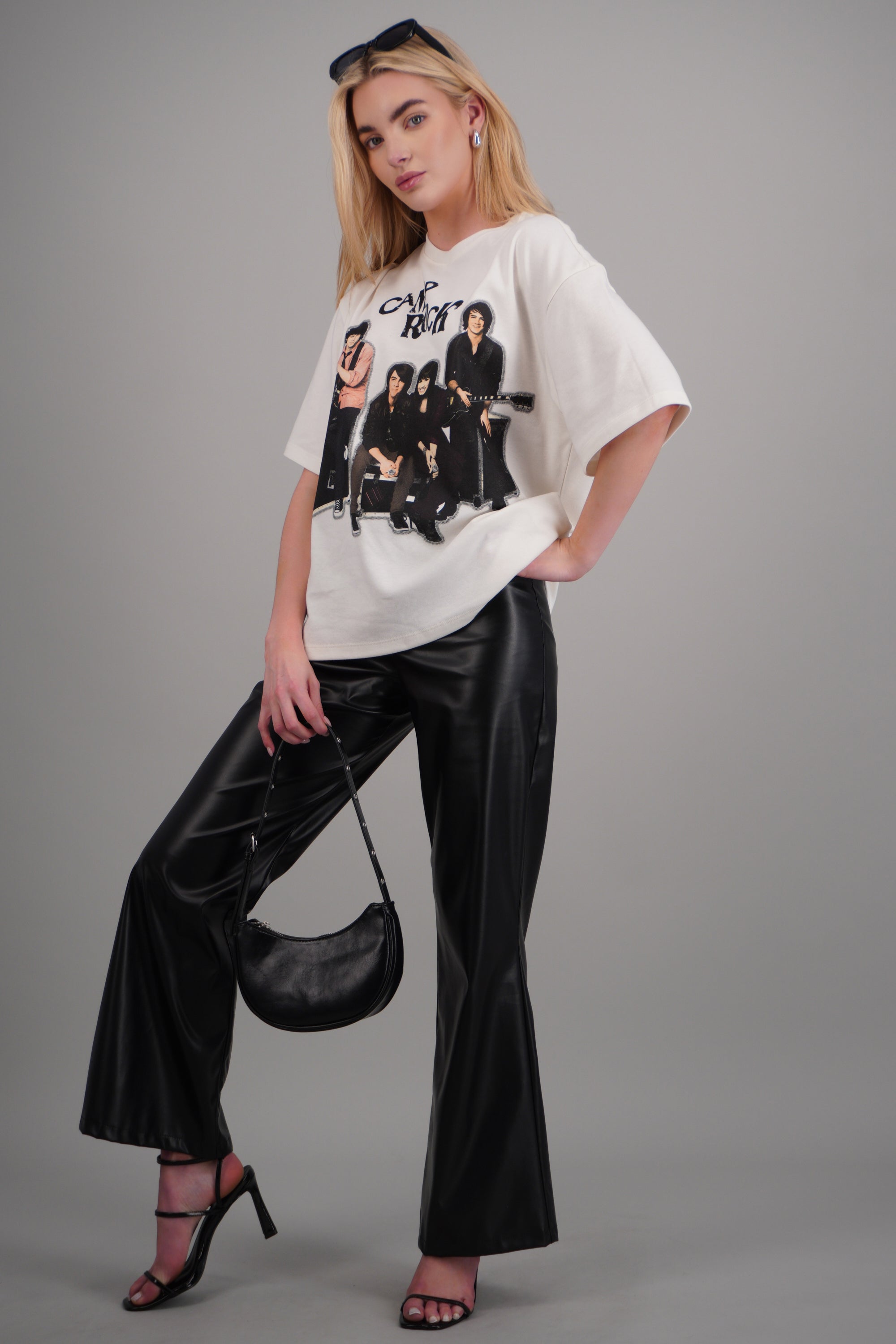 Playera over Camp Rock personajes BLANCO
