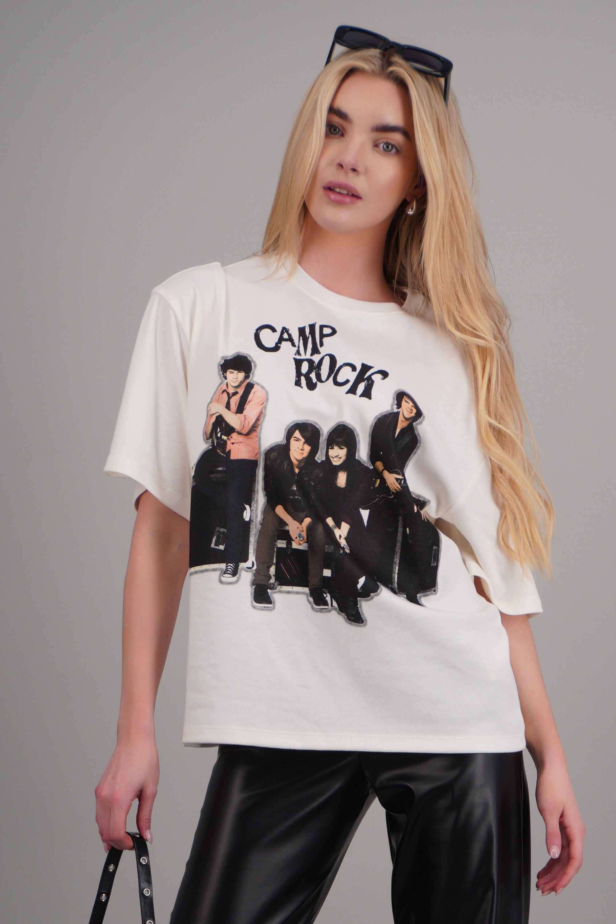 Playera over Camp Rock personajes BLANCO