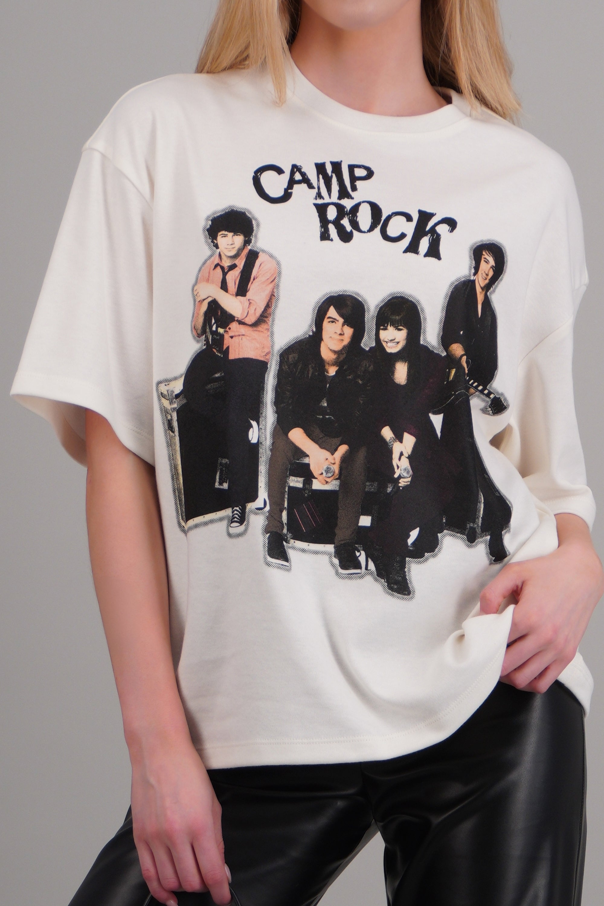 Playera over Camp Rock personajes BLANCO