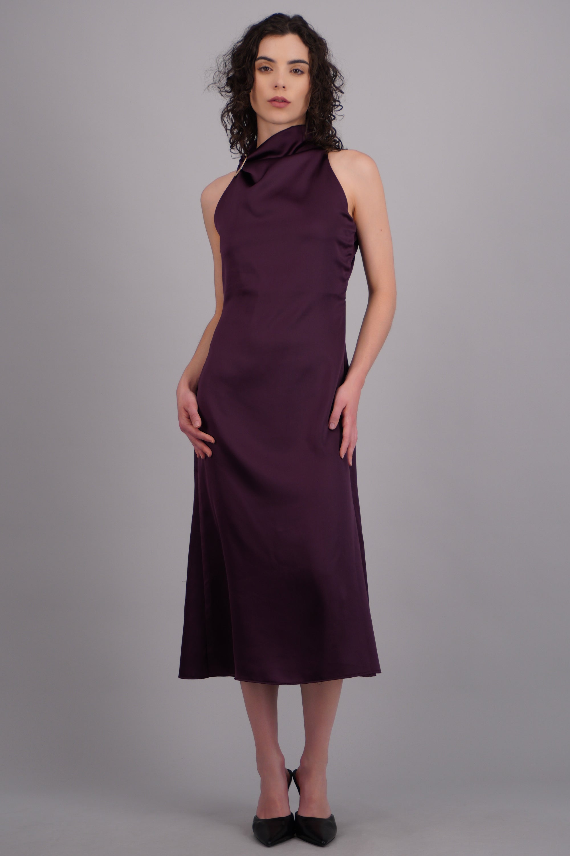 Vestido midi satinado hebilla irregular UVA