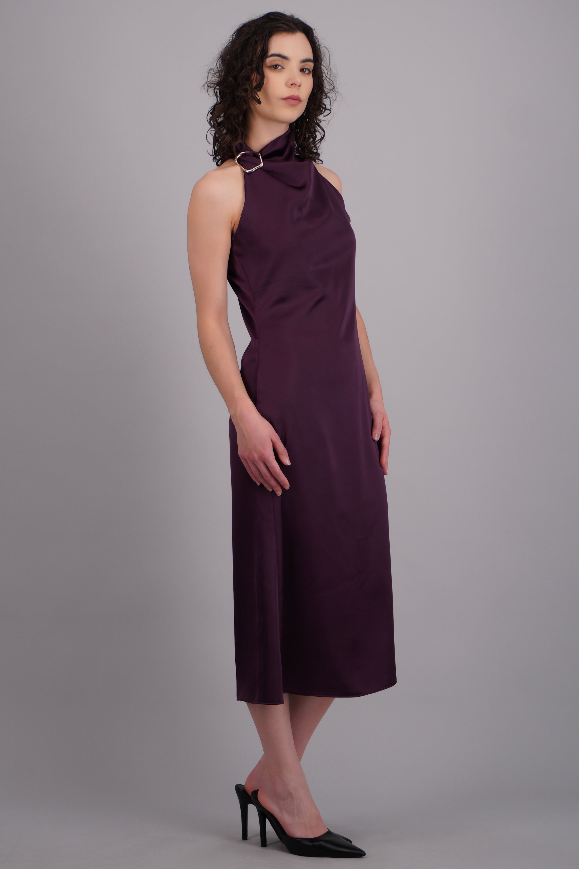 Vestido midi satinado hebilla irregular UVA