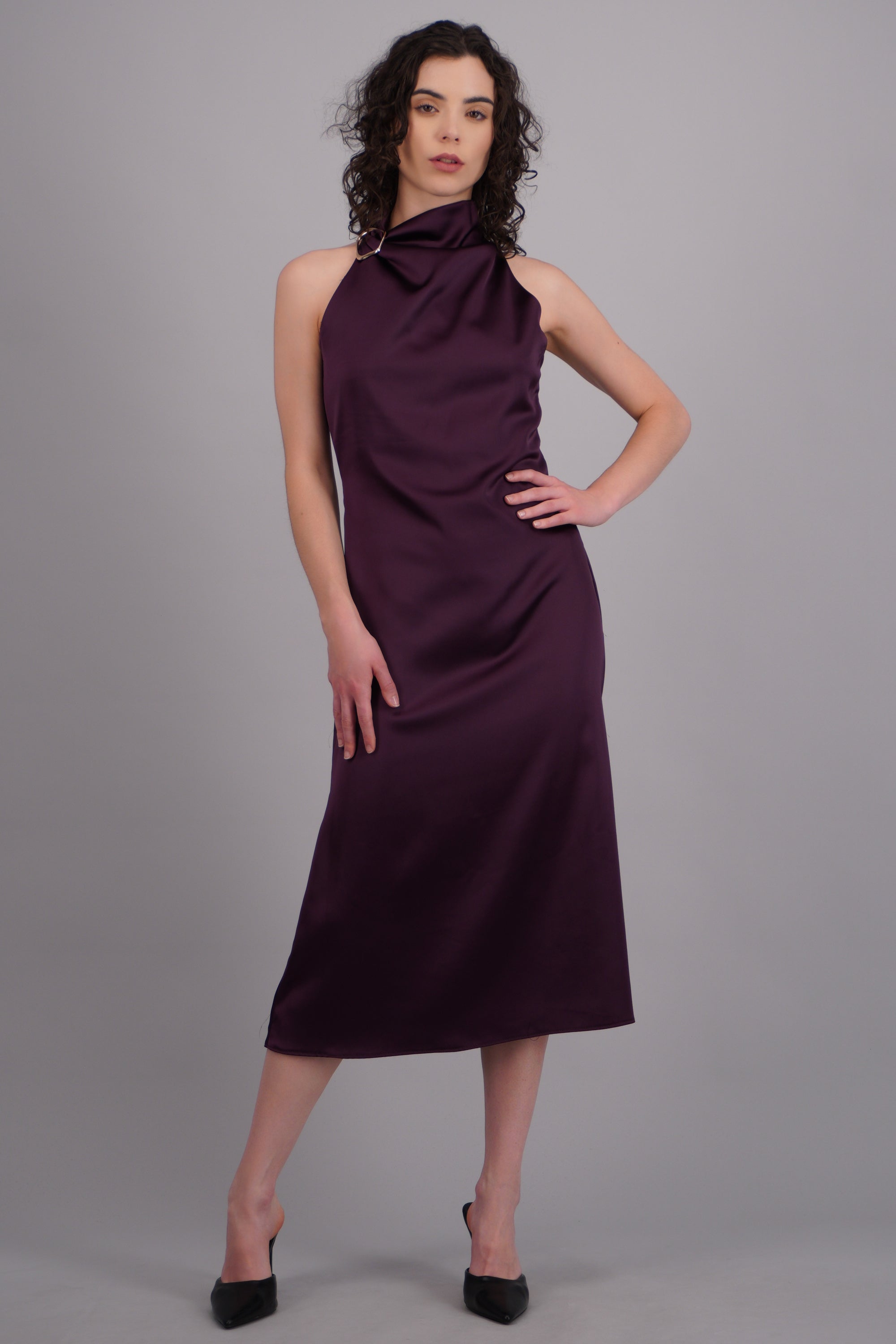 Vestido midi satinado hebilla irregular UVA