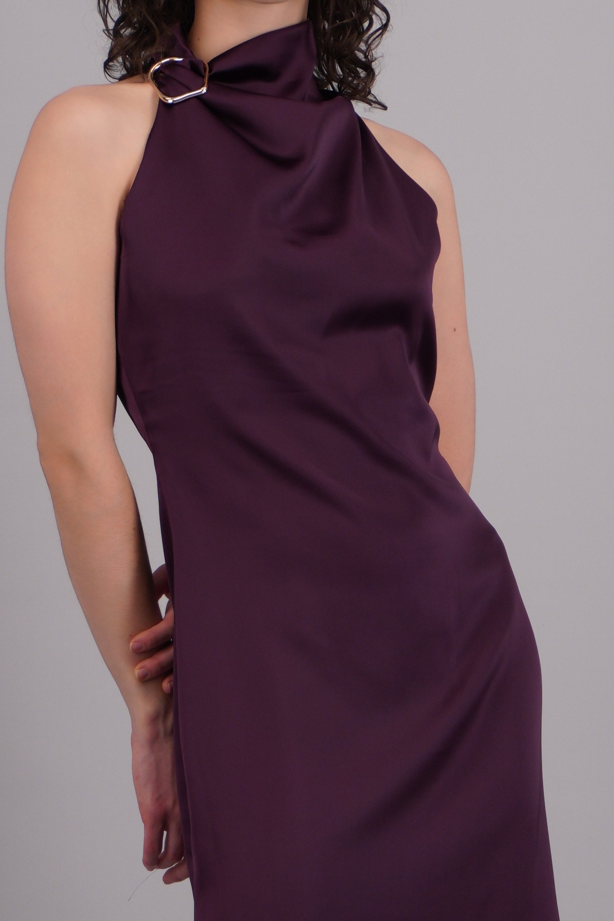 Vestido midi satinado hebilla irregular UVA