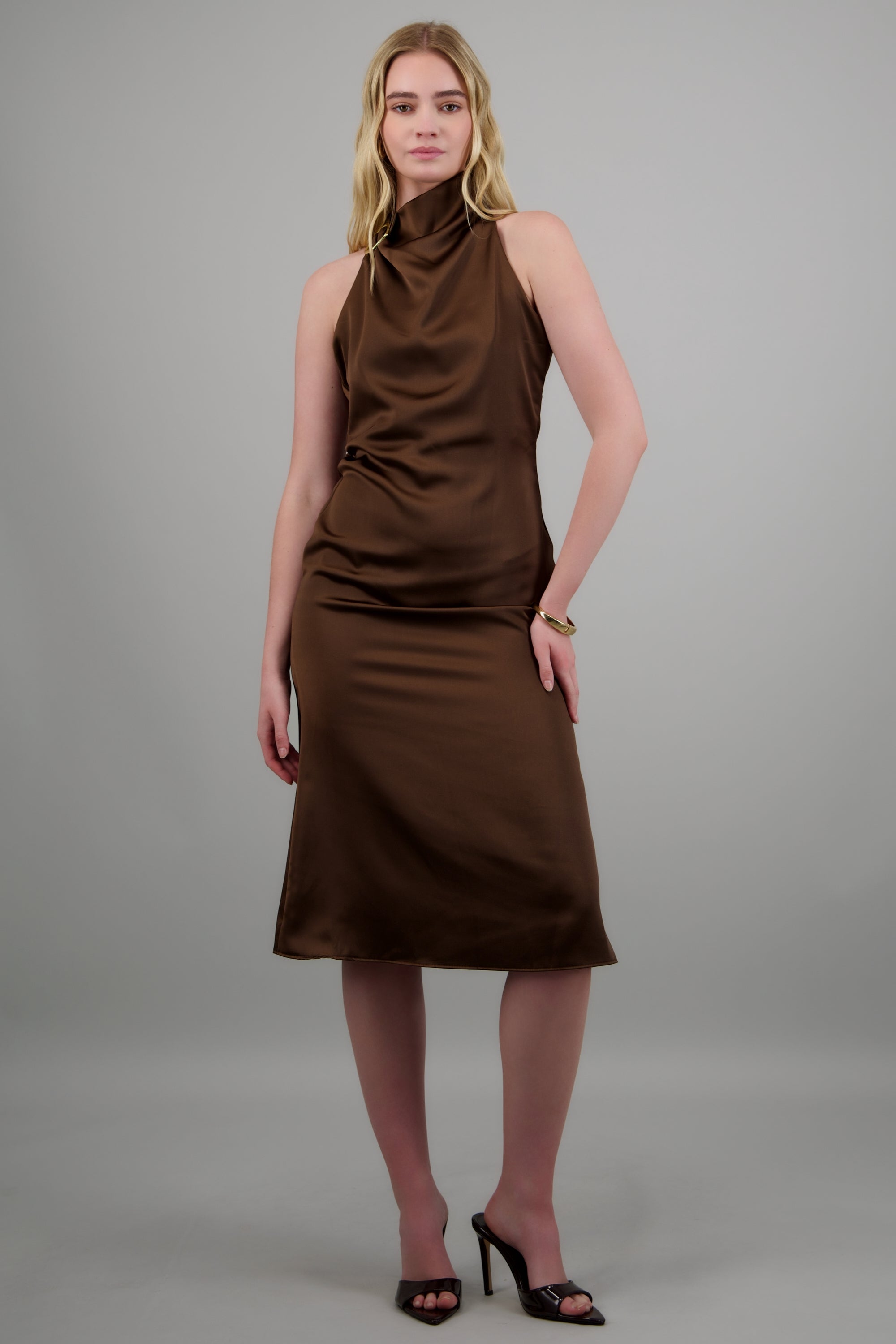 Vestido midi satinado hebilla irregular CHOCOLATE