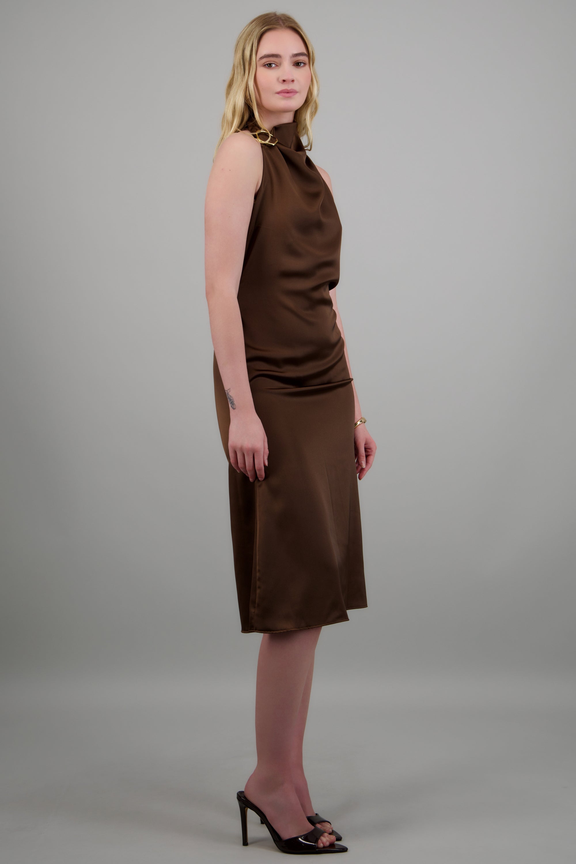 Vestido midi satinado hebilla irregular CHOCOLATE