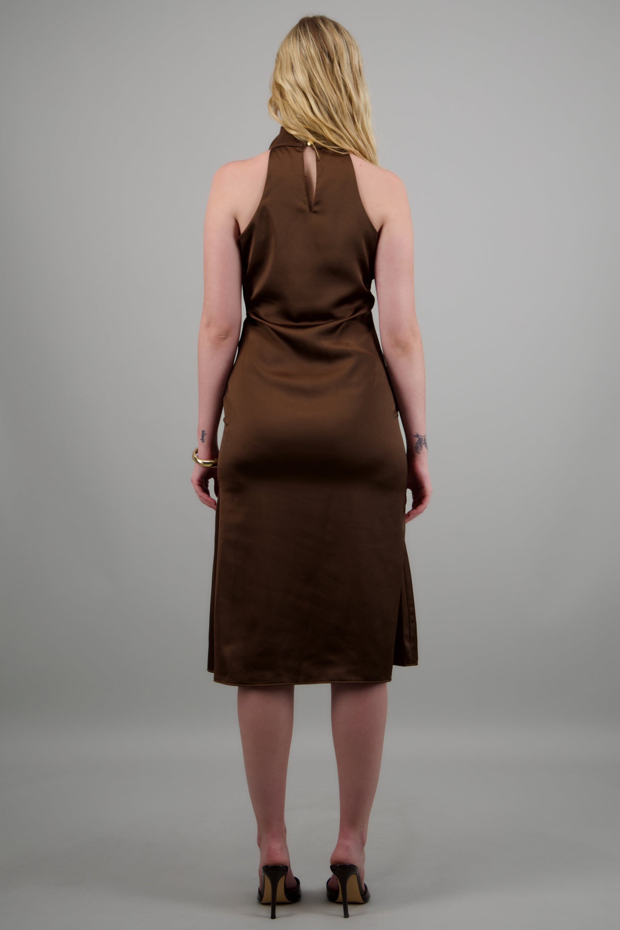 Vestido midi satinado hebilla irregular CHOCOLATE