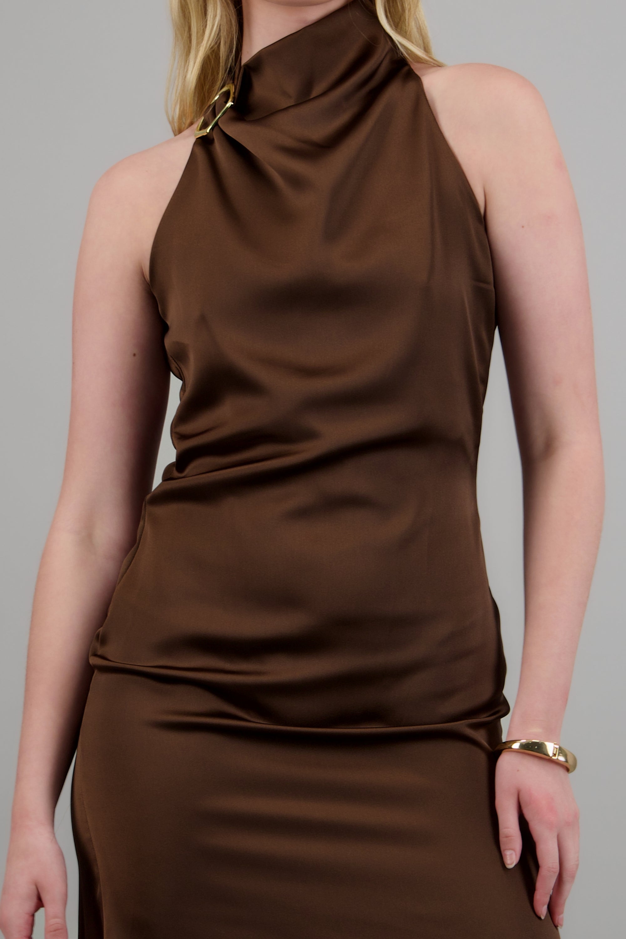 Vestido midi satinado hebilla irregular CHOCOLATE