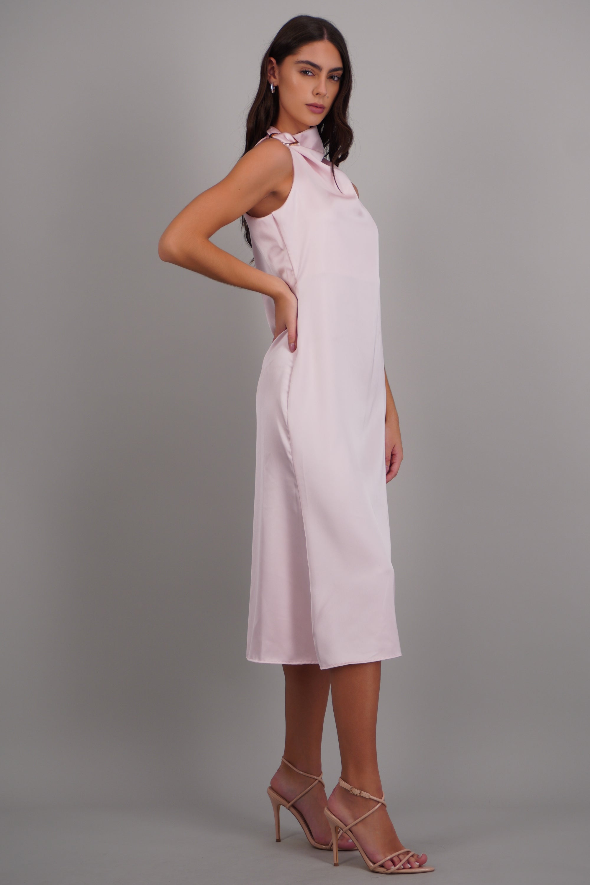 Vestido midi satinado hebilla irregular ROSA PASTEL