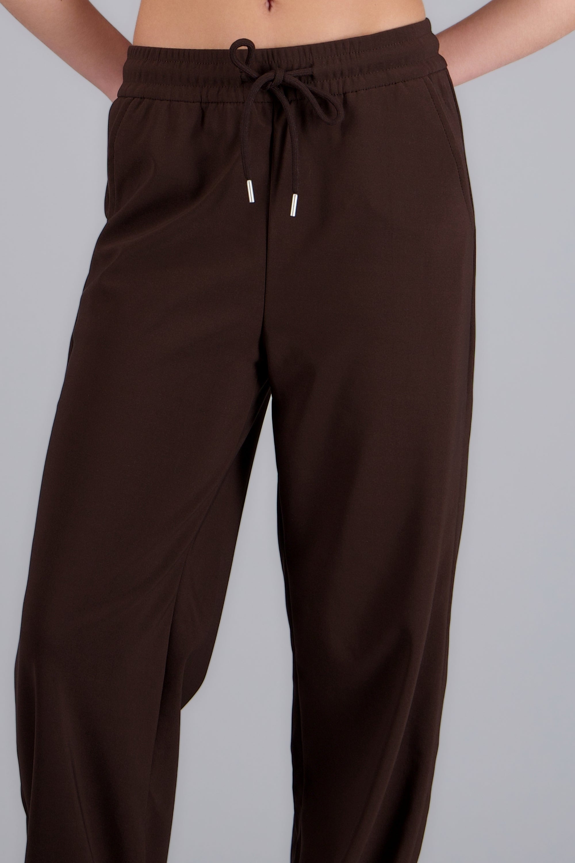 Pantalón corte recto con bolsas CHOCOLATE