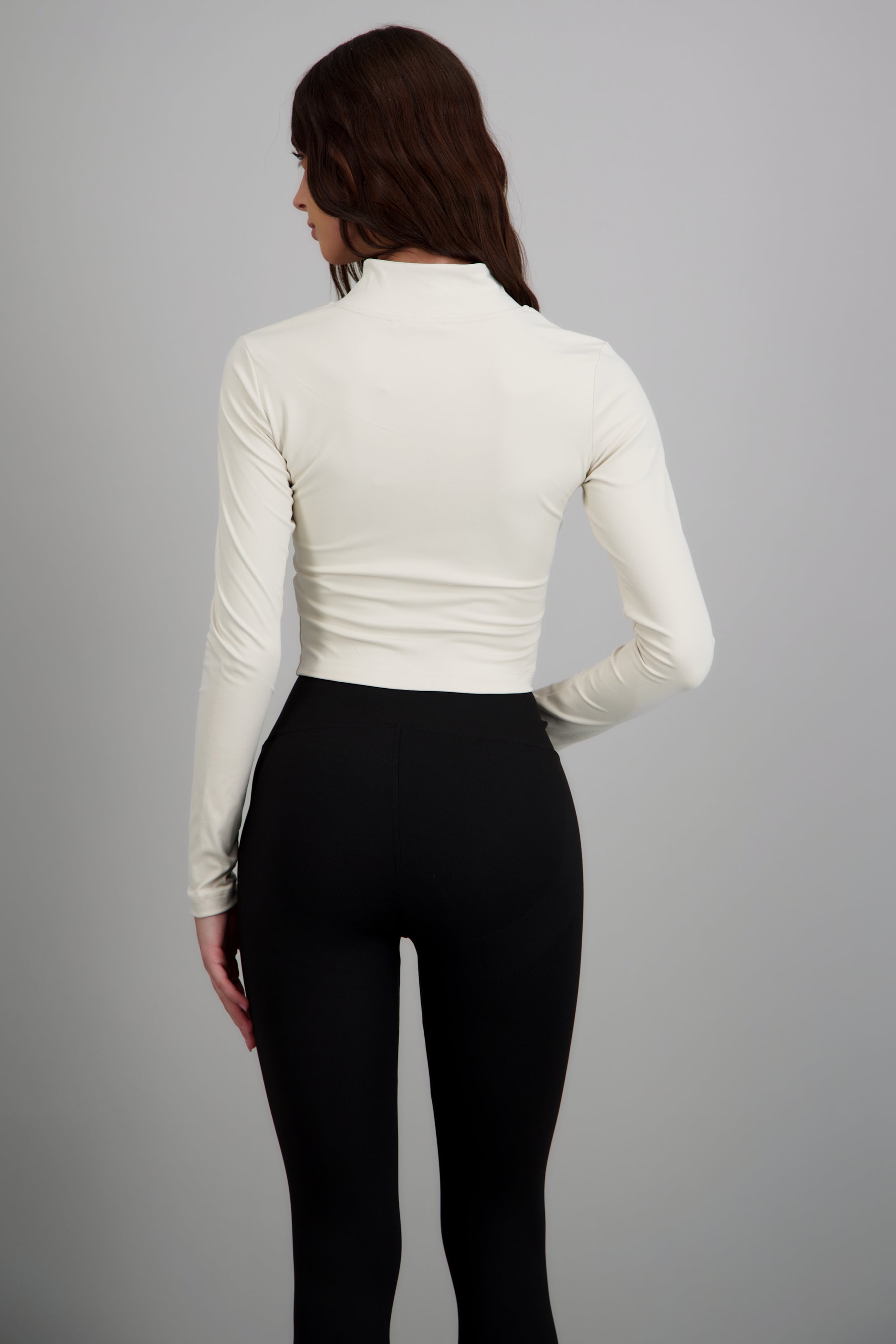Chamarra deportiva lisa detalle costuras CREMA
