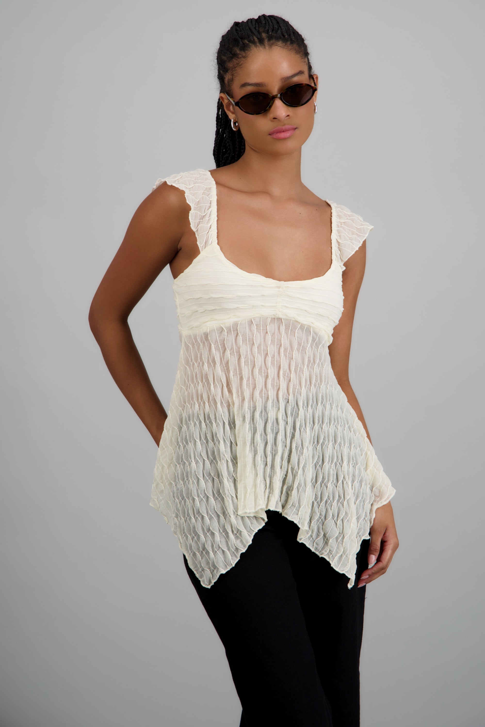 Blusa sin manga asimetrica con textura CREMA