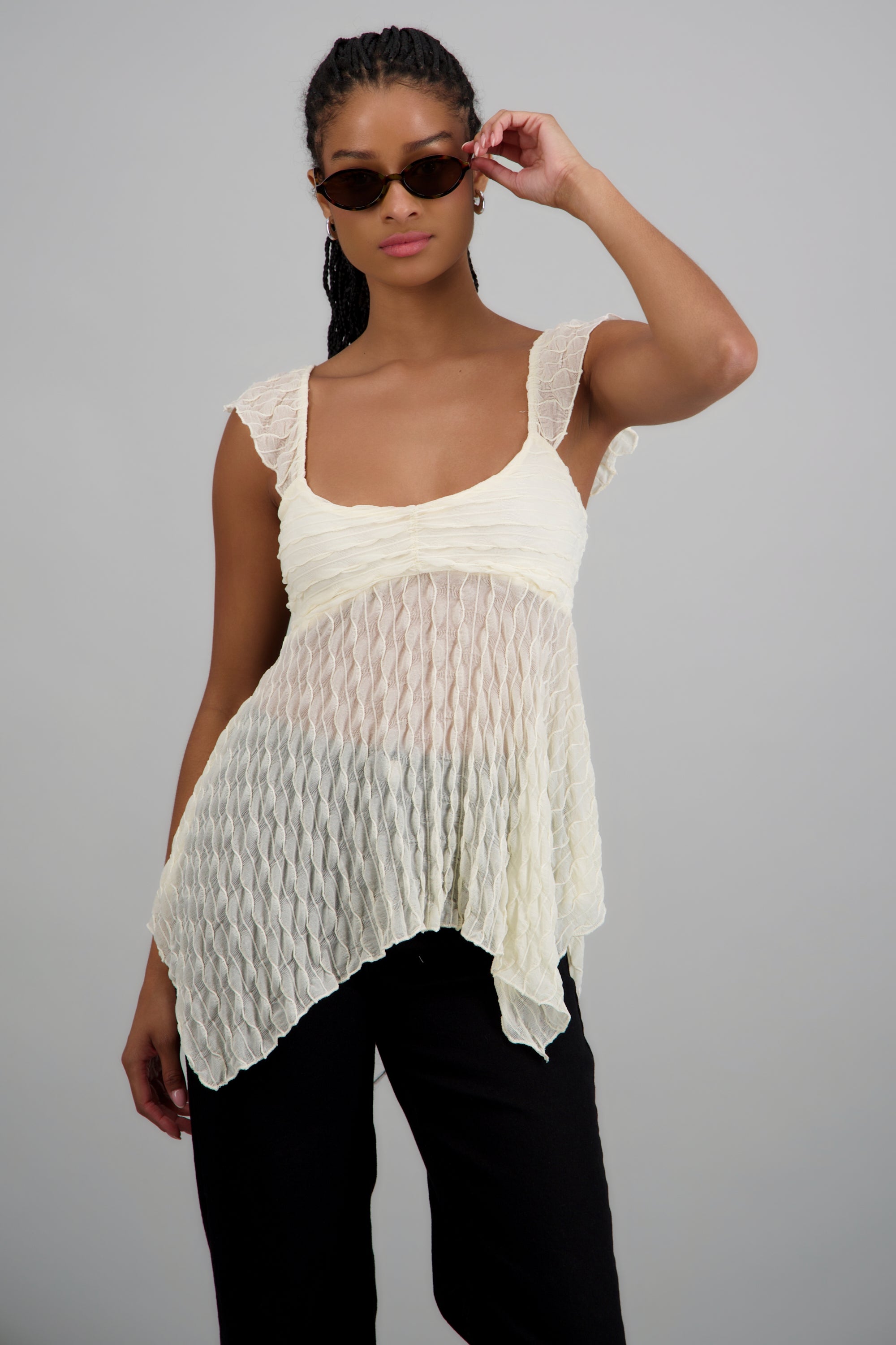 Blusa sin manga asimetrica con textura CREMA