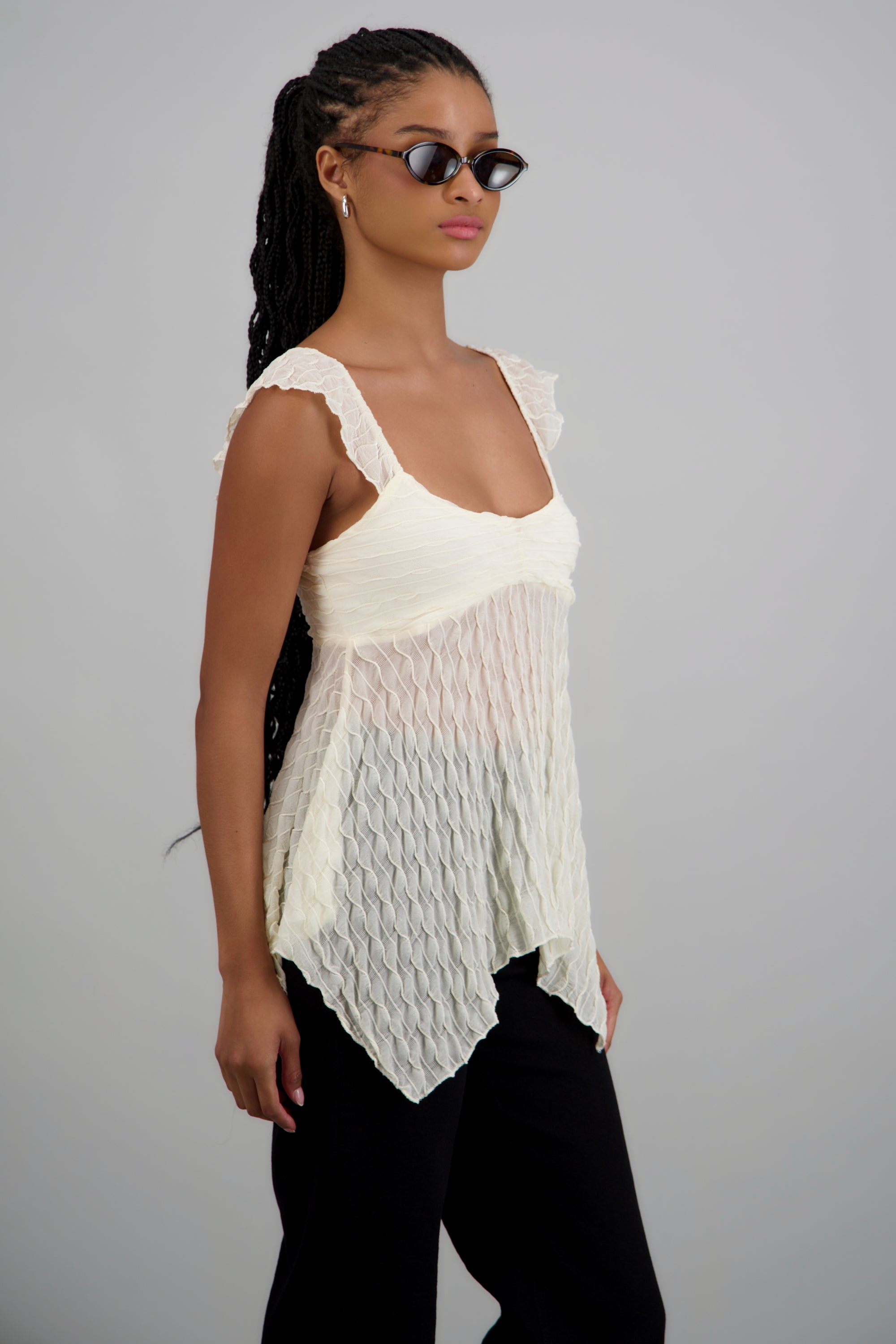 Blusa sin manga asimetrica con textura CREMA