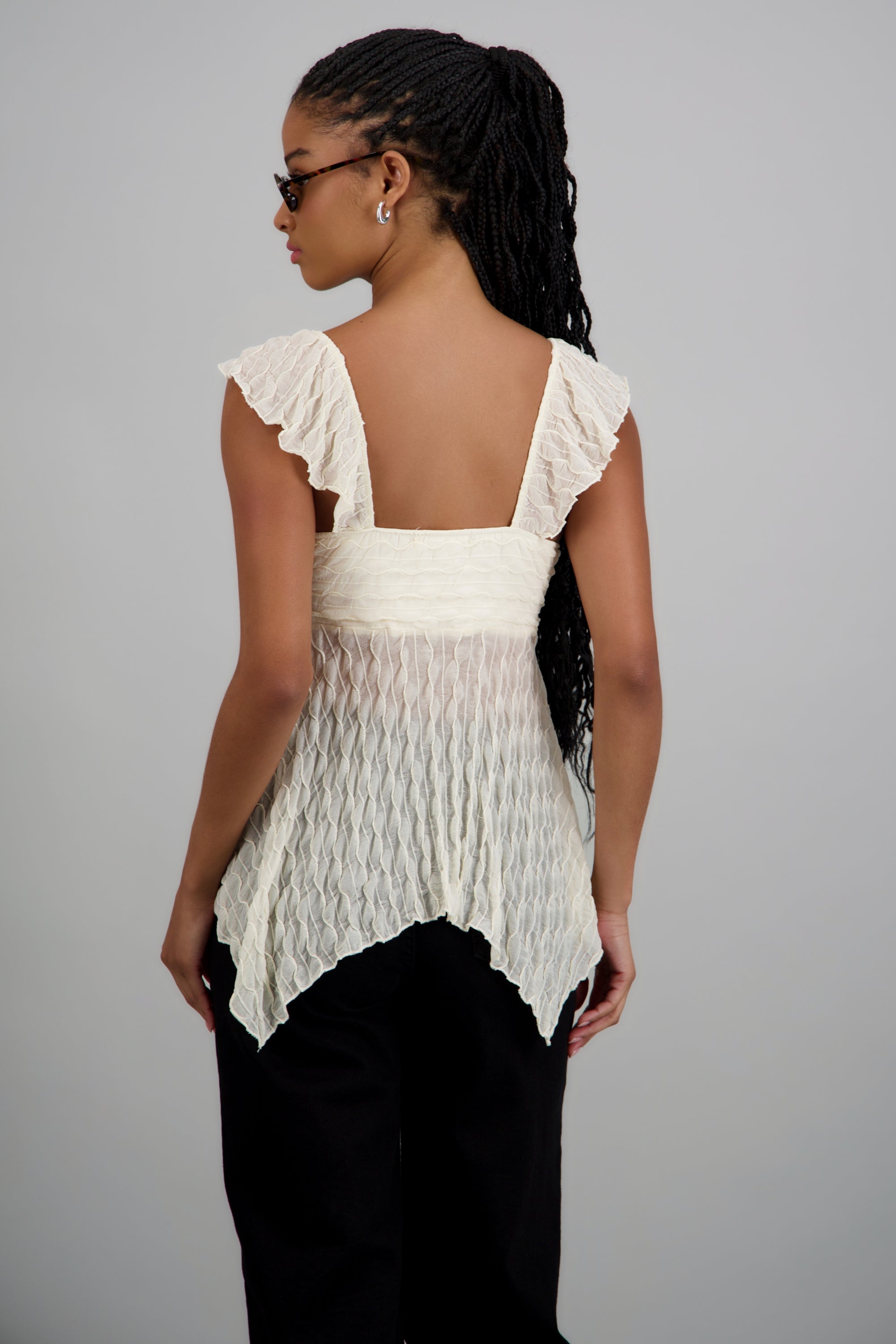 Blusa sin manga asimetrica con textura CREMA