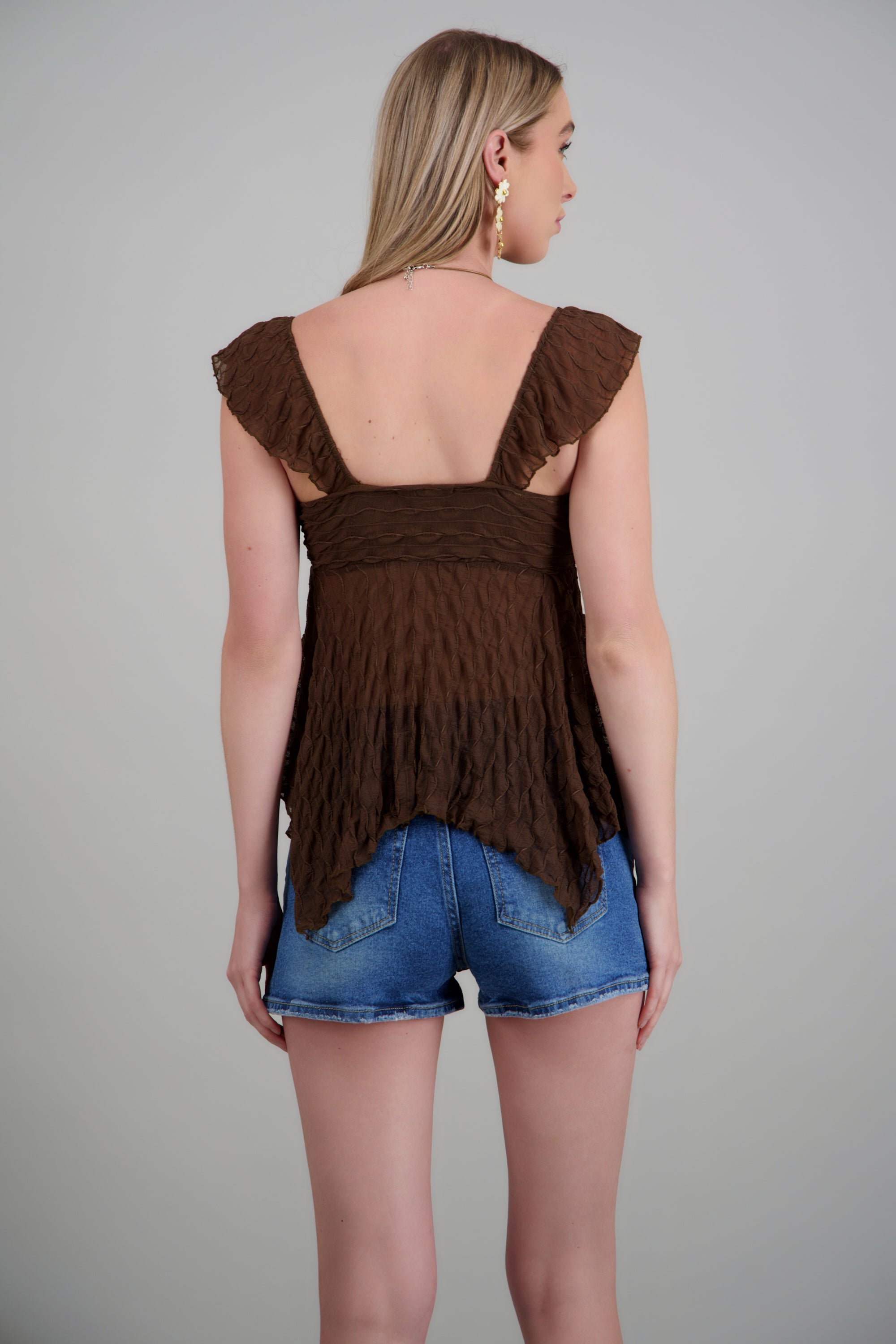 Blusa sin manga asimetrica con textura CHOCOLATE