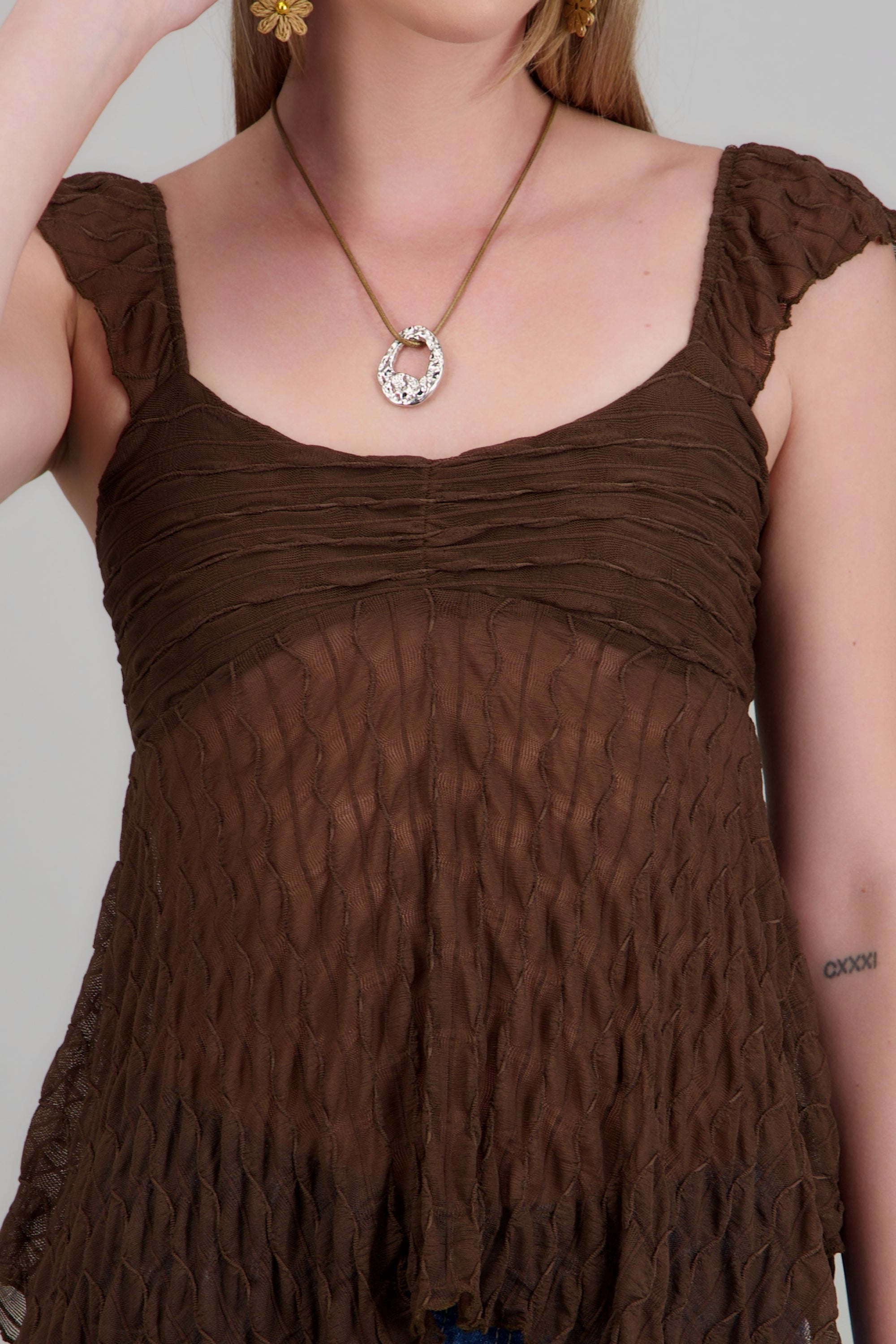 Blusa sin manga asimetrica con textura CHOCOLATE