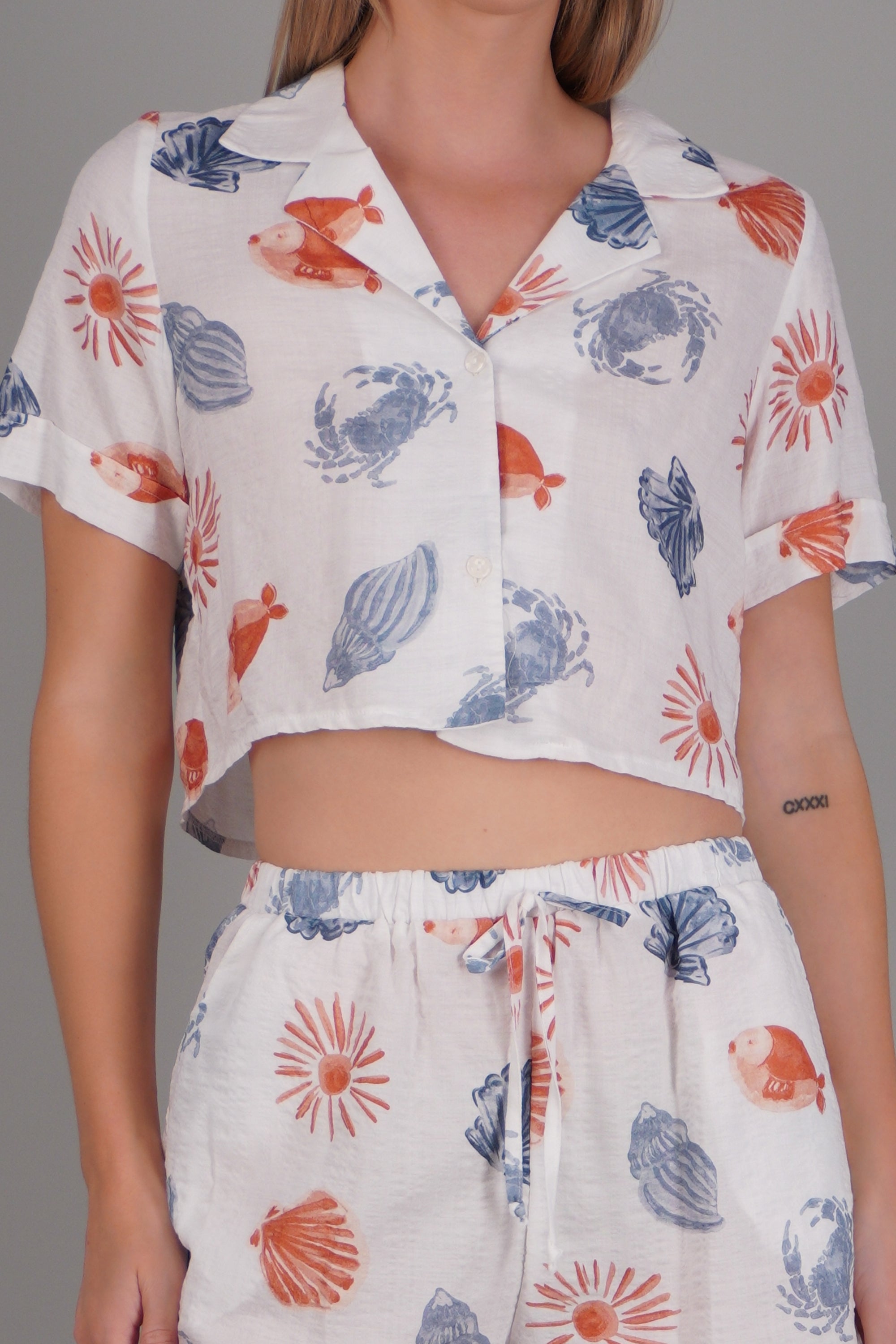 Camisa crop con estampado marino BLANCO COMBO