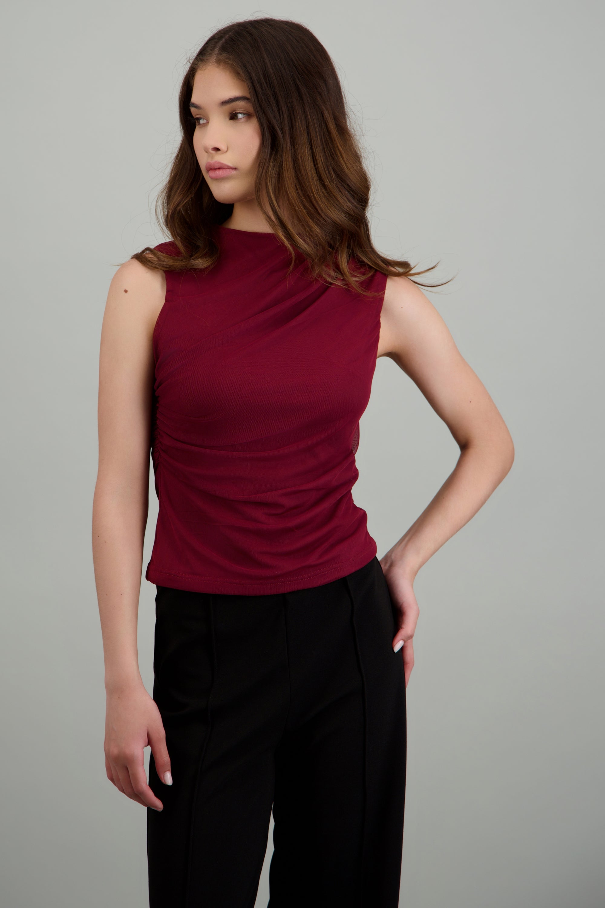 Blusa sin mangas drapeada CIRUELA