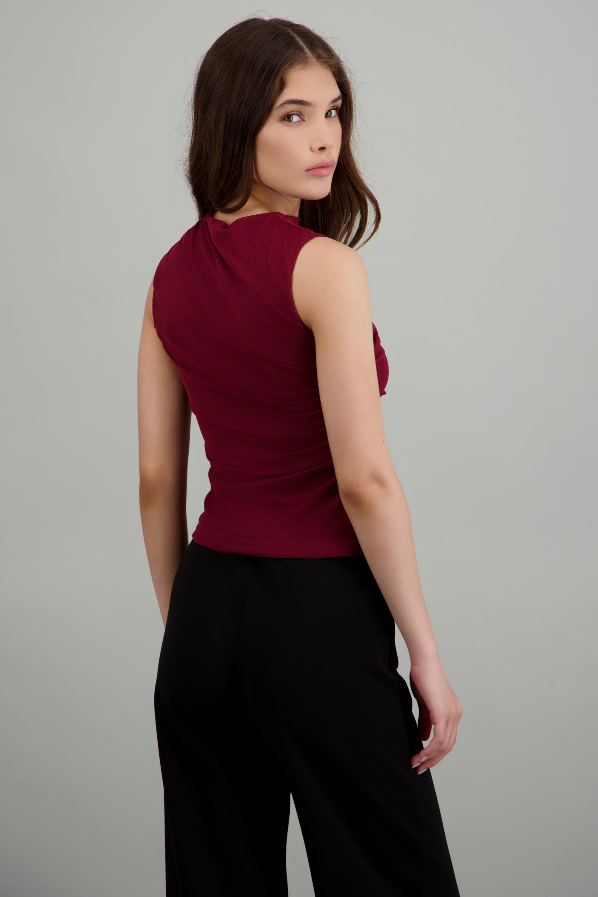 Blusa sin mangas drapeada CIRUELA