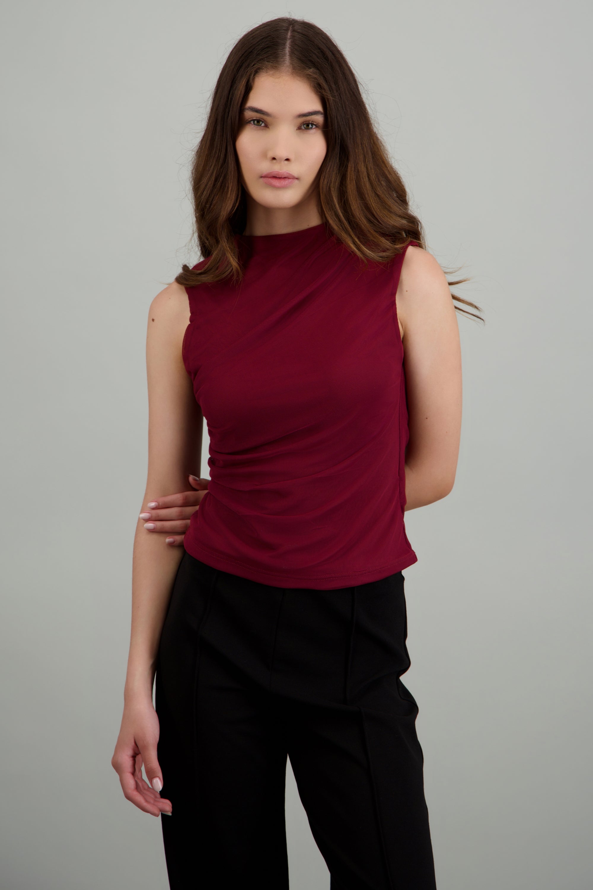 Blusa sin mangas drapeada CIRUELA