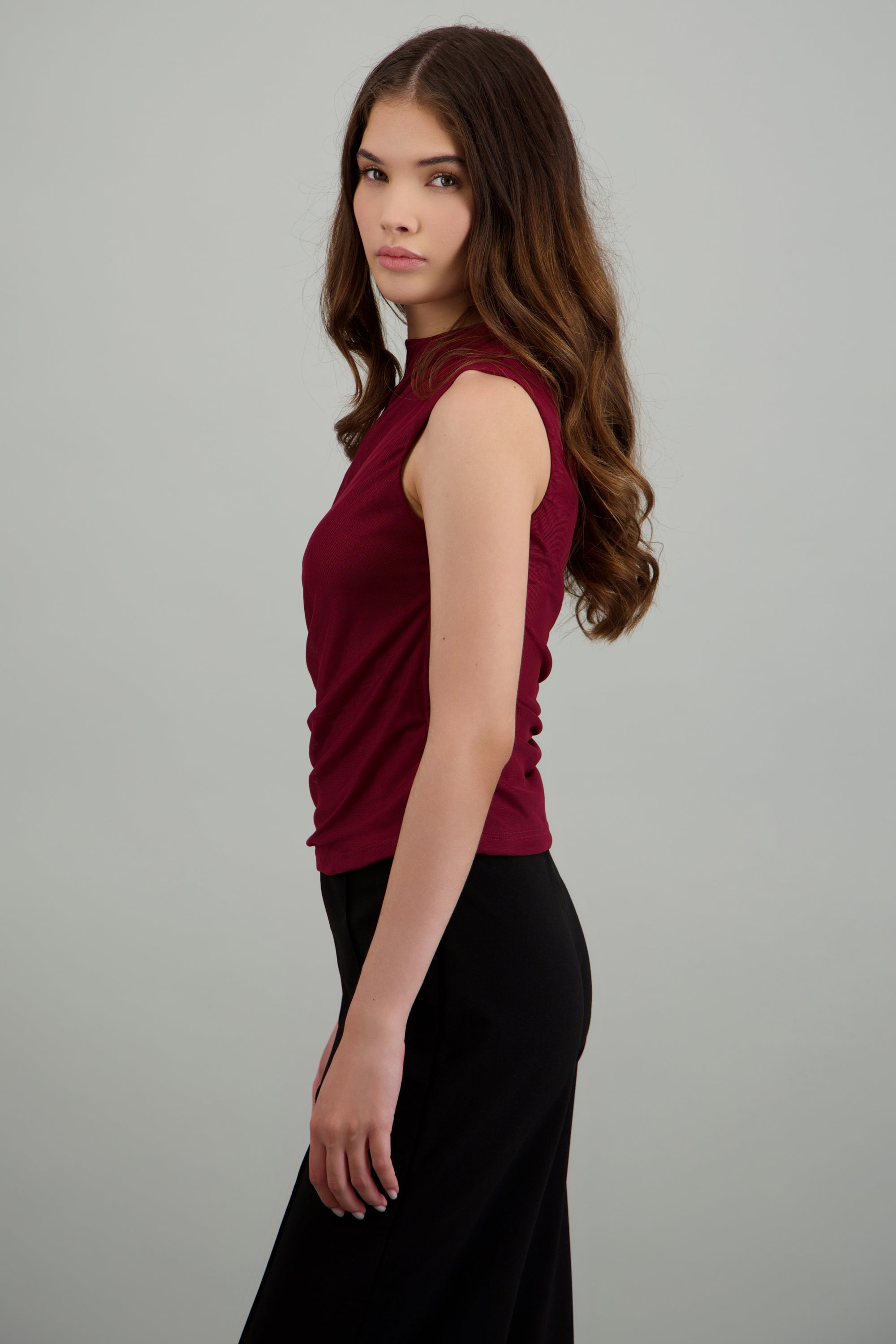 Blusa sin mangas drapeada CIRUELA