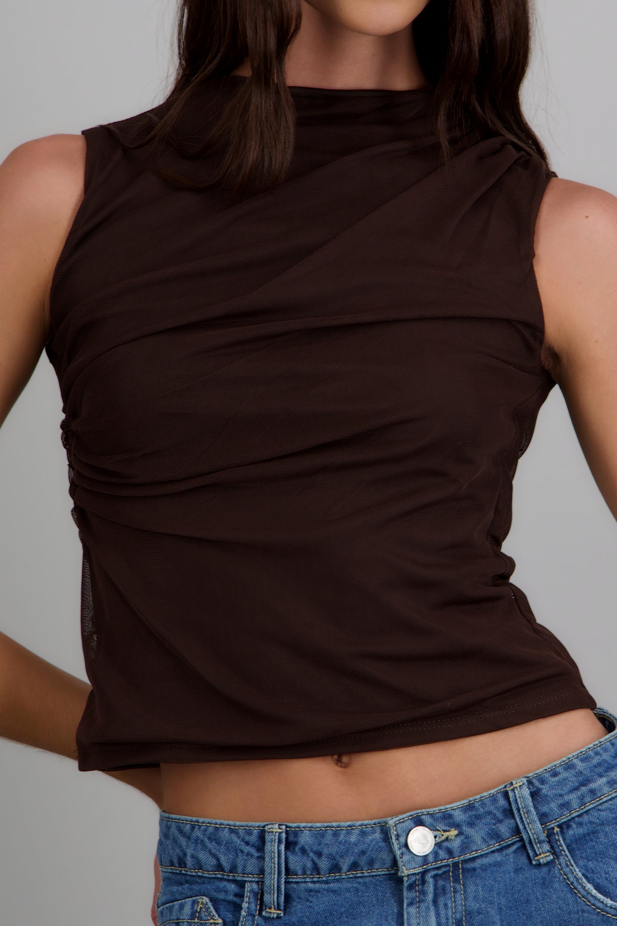 Blusa sin mangas drapeada CHOCOLATE