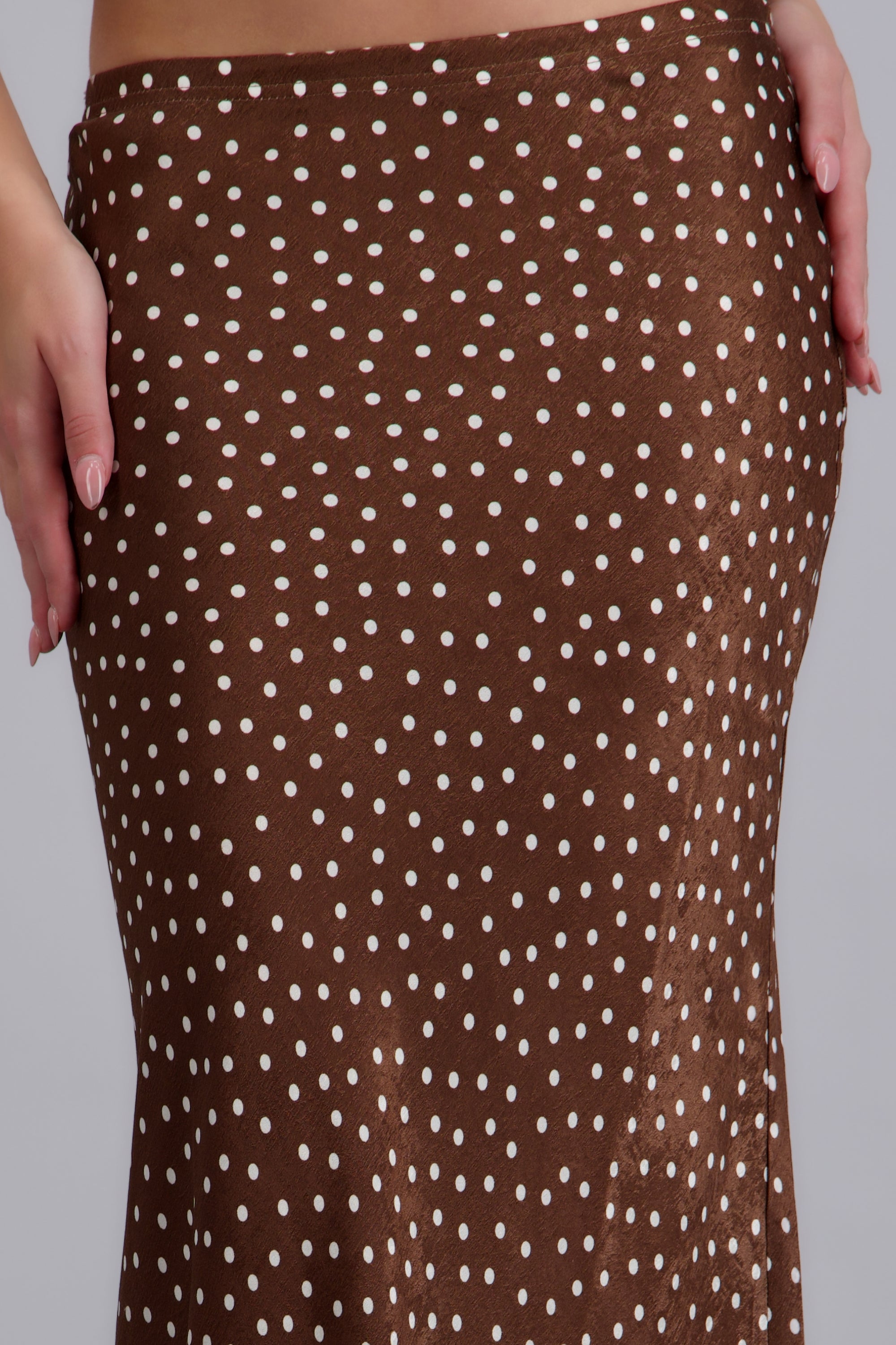 Falda maxi satinada polka dots CAFE COMBO
