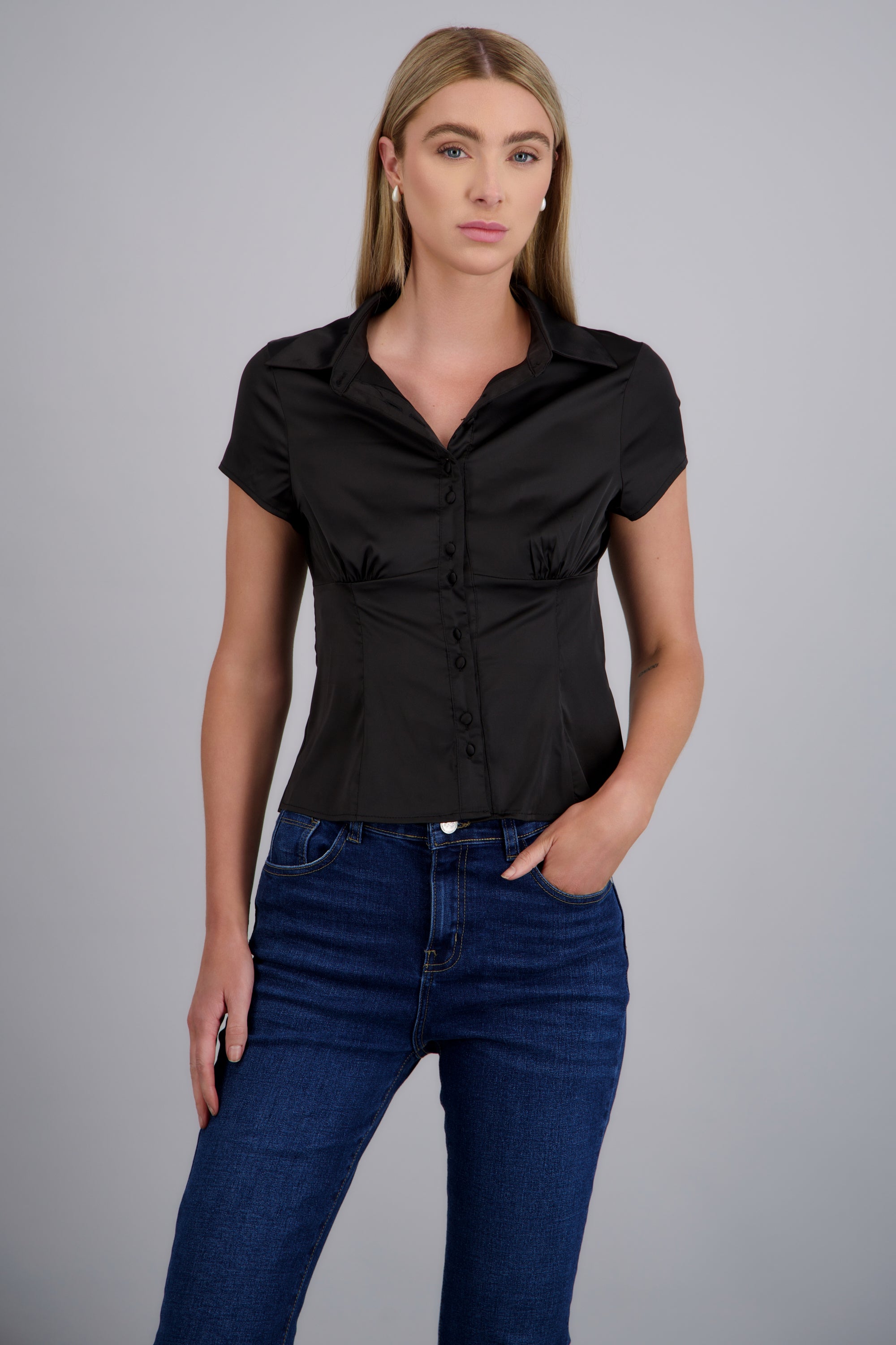 Blusa satinada manga corta con botones NEGRO