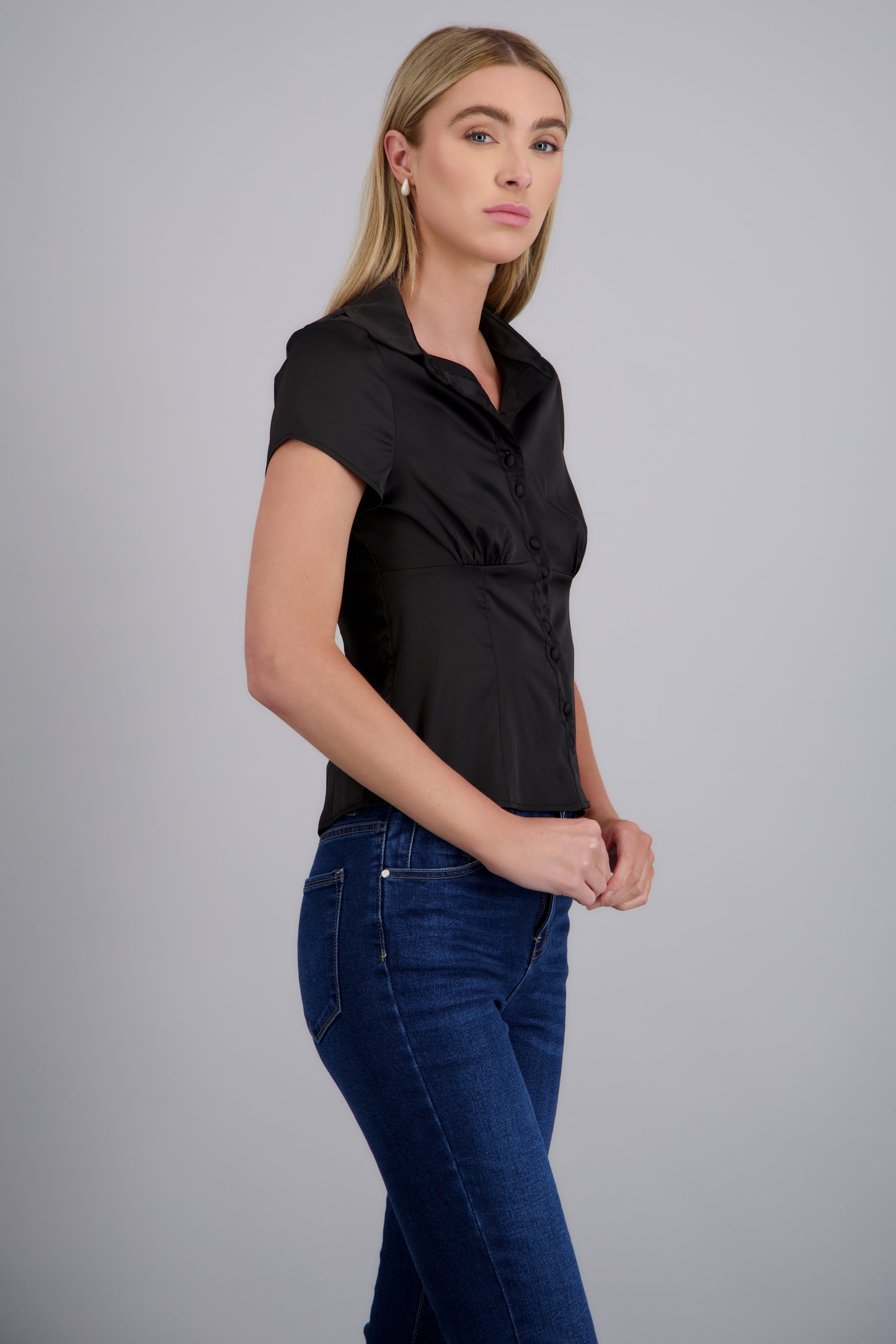 Blusa satinada manga corta con botones NEGRO