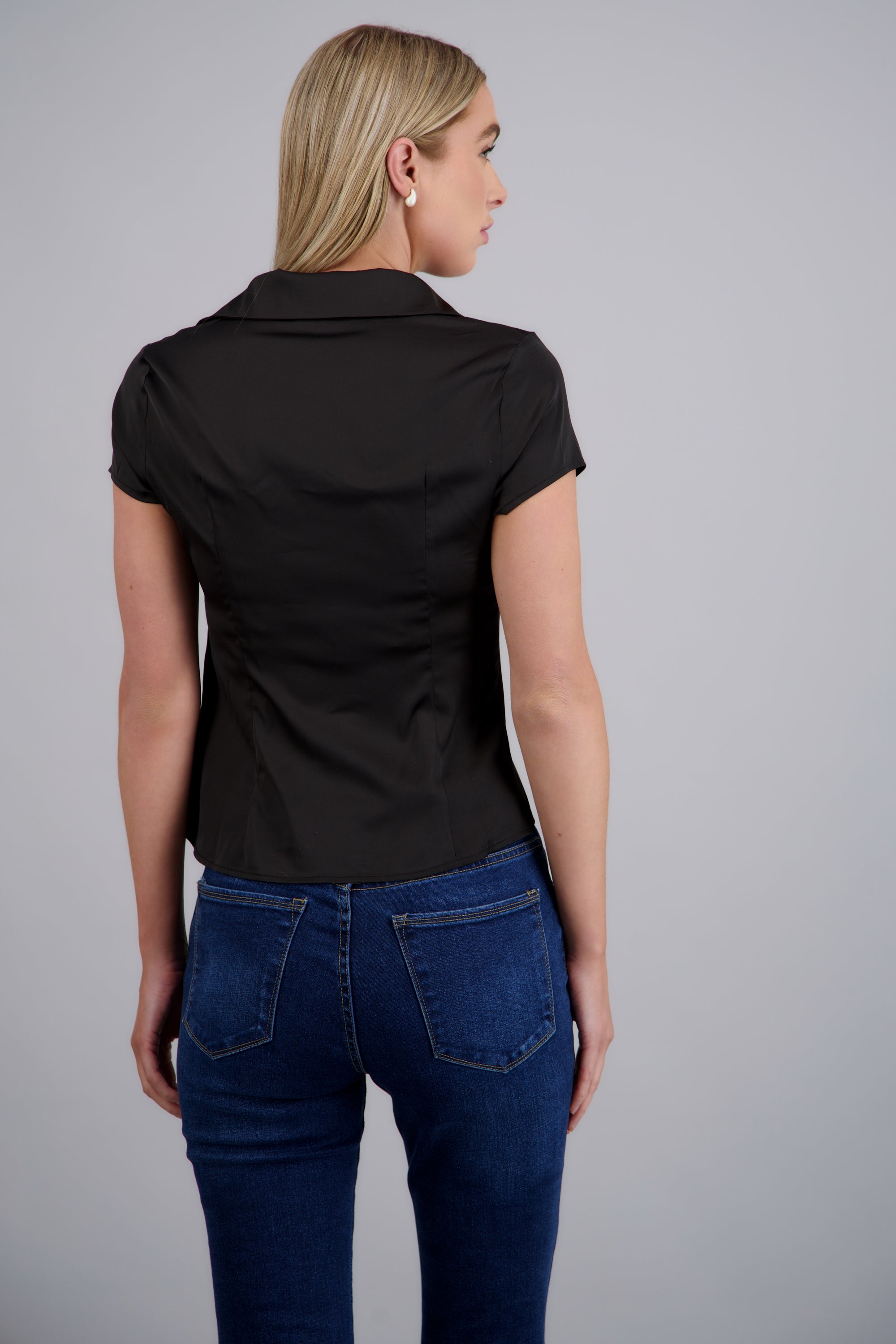 Blusa satinada manga corta con botones NEGRO