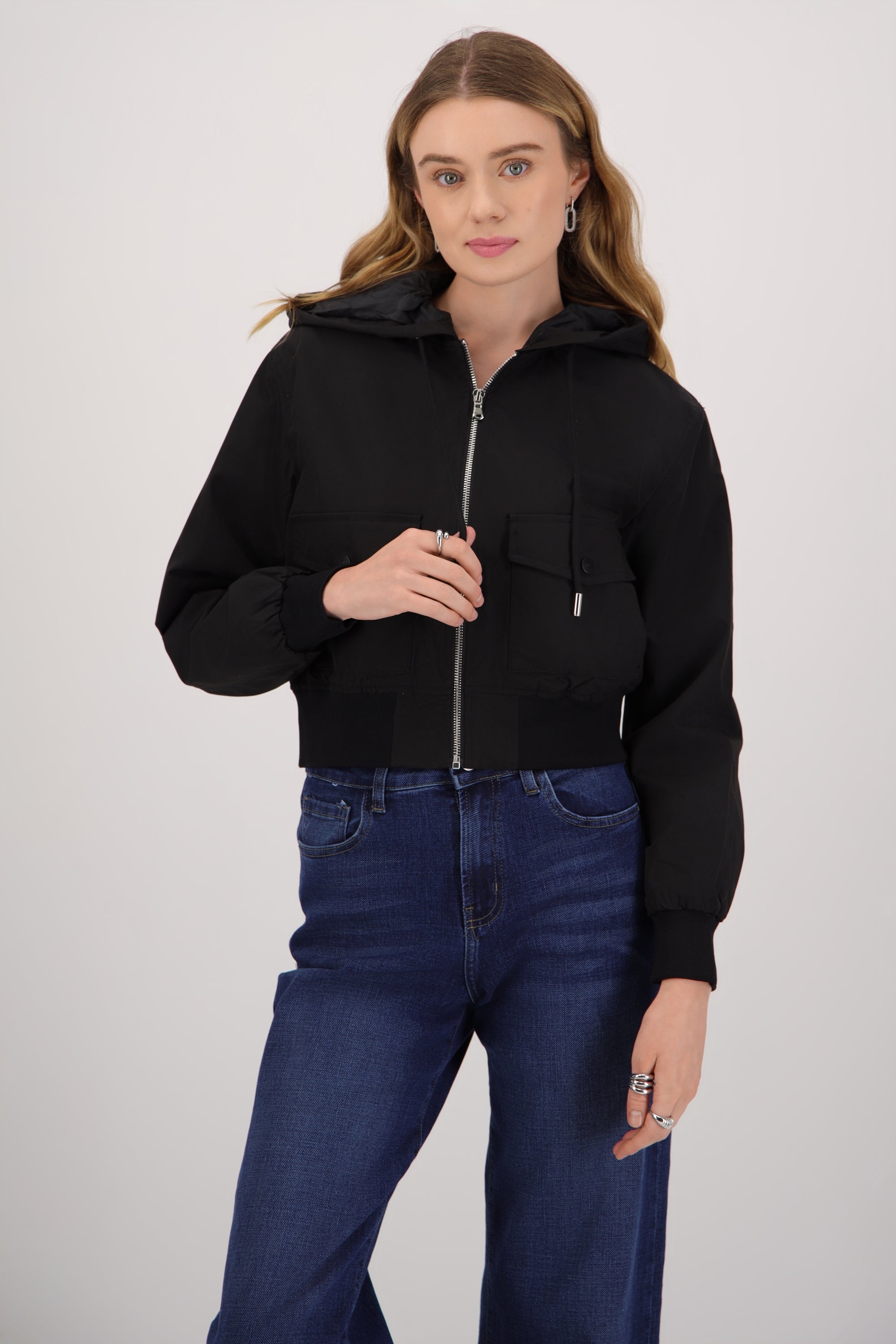 Chamarra corta ligera con gorro NEGRO