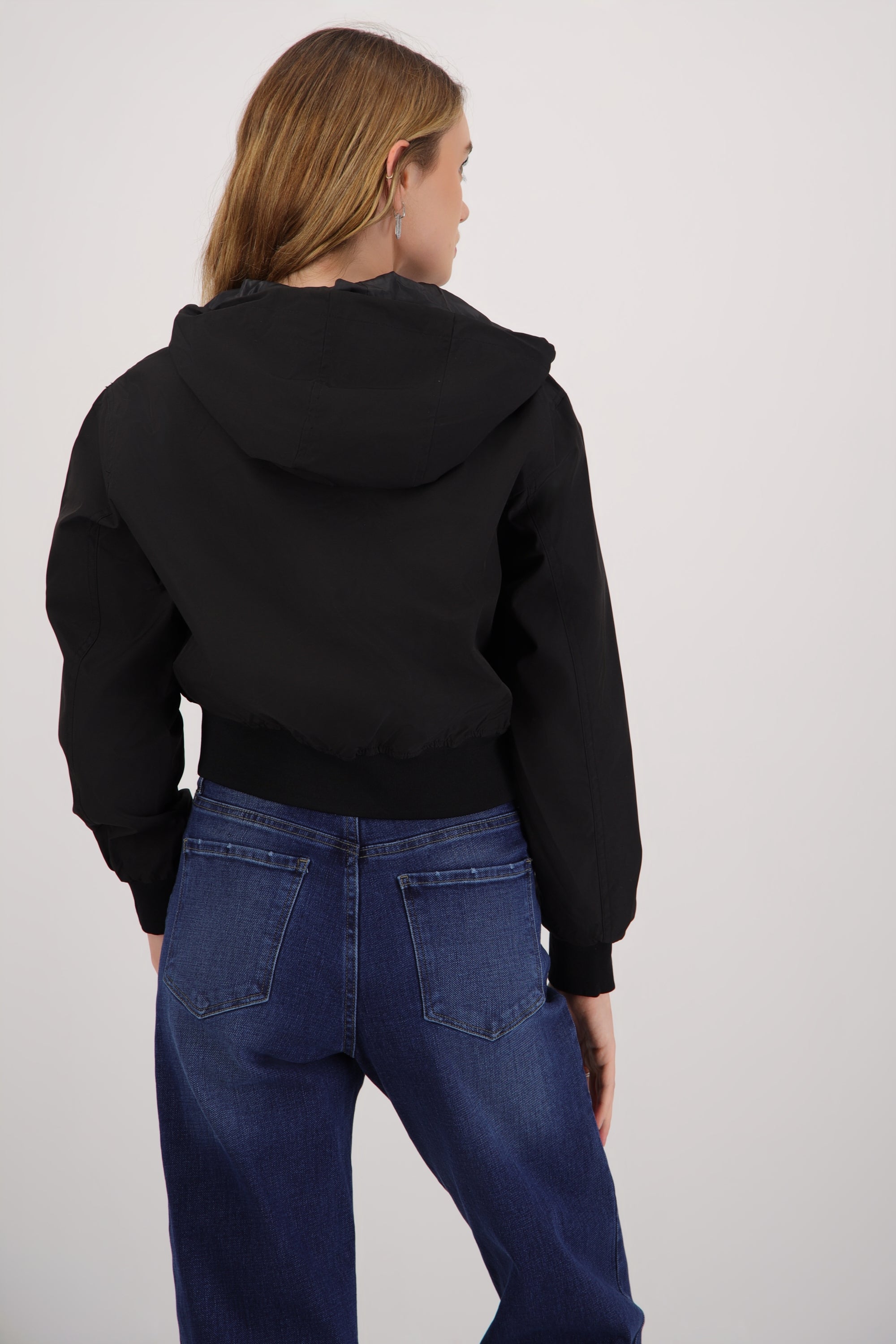 Chamarra corta ligera con gorro NEGRO