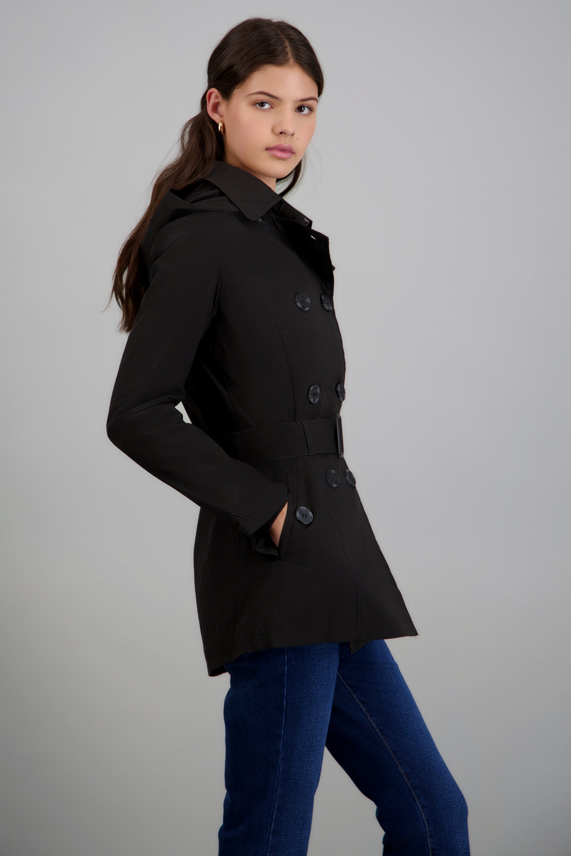Gabardina detalle botones con gorro NEGRO