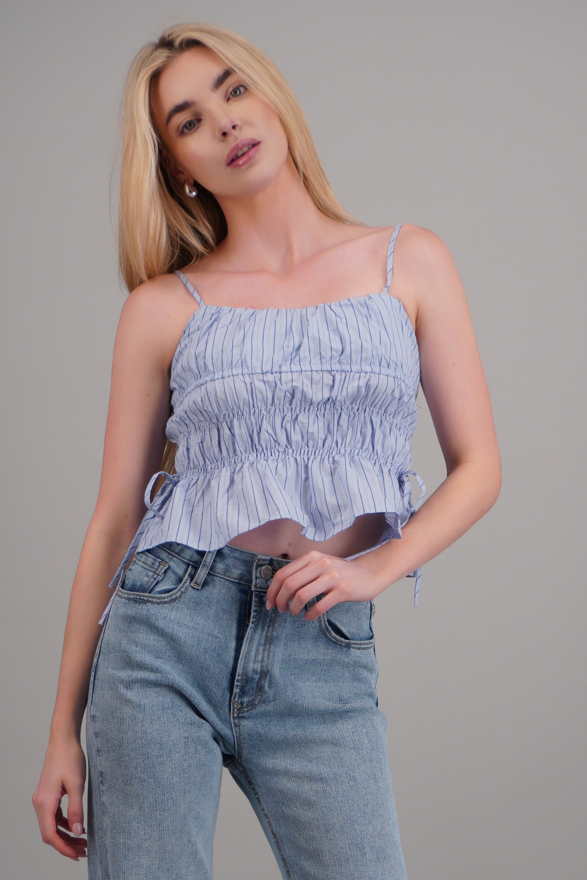 Top de tirantes con smock AZUL PASTEL