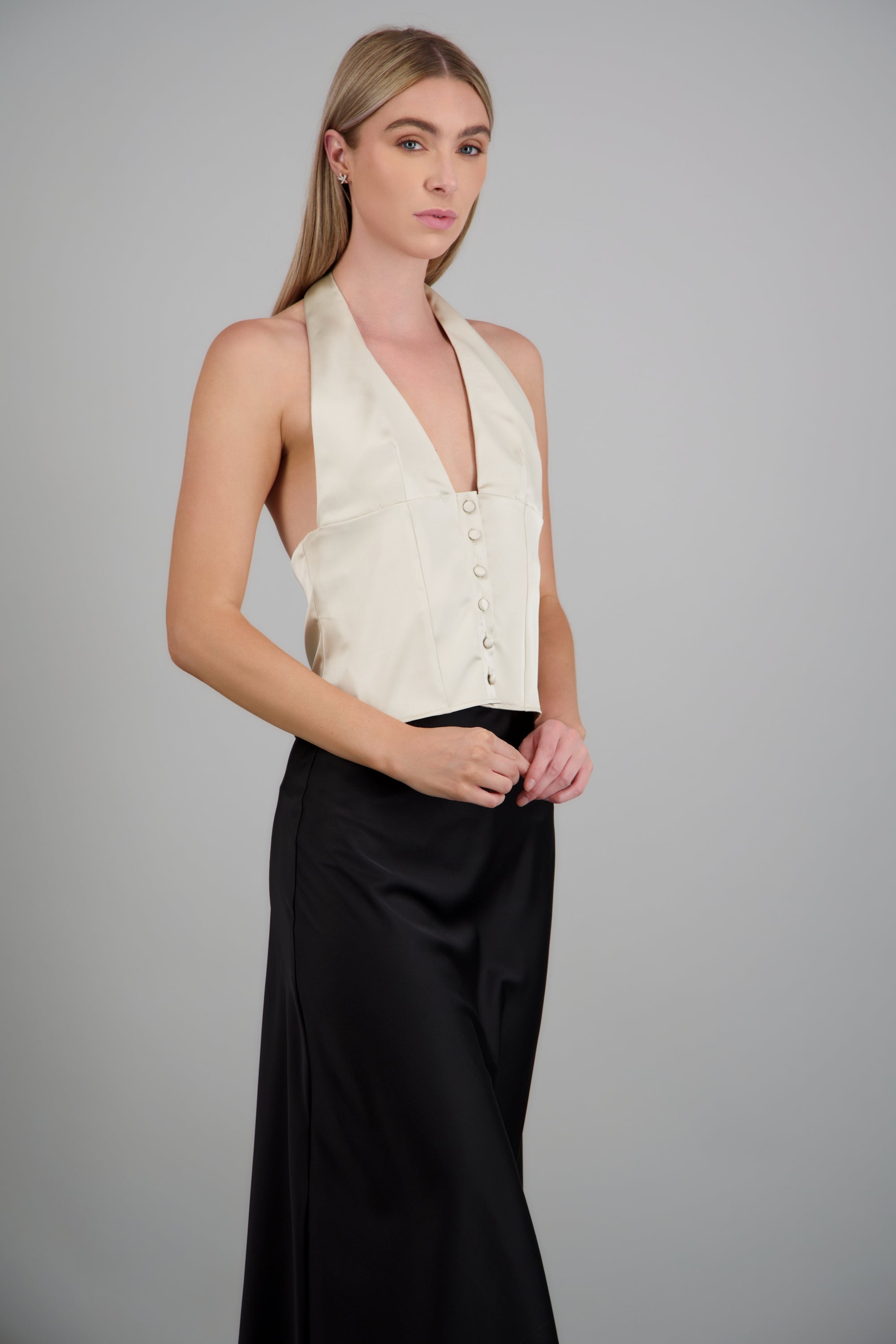 Top halter detalle botones satinado CREMA