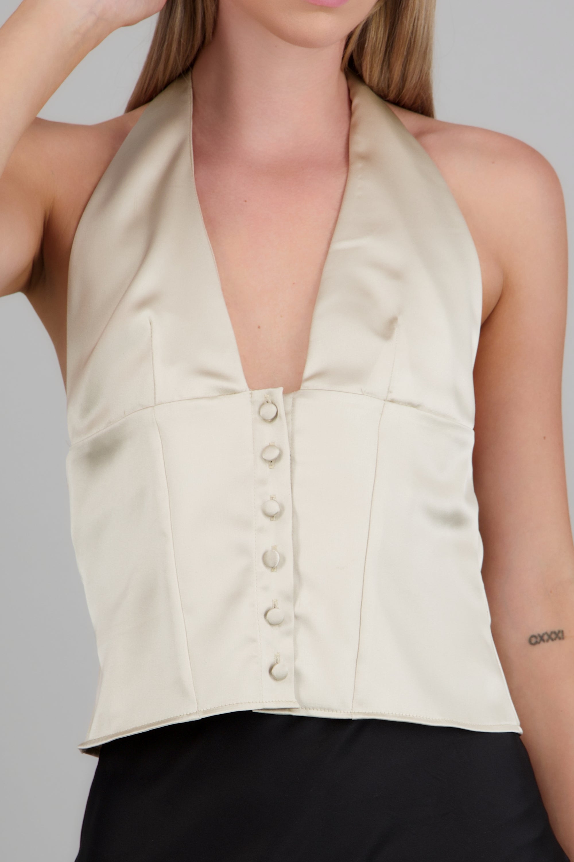 Top halter detalle botones satinado CREMA