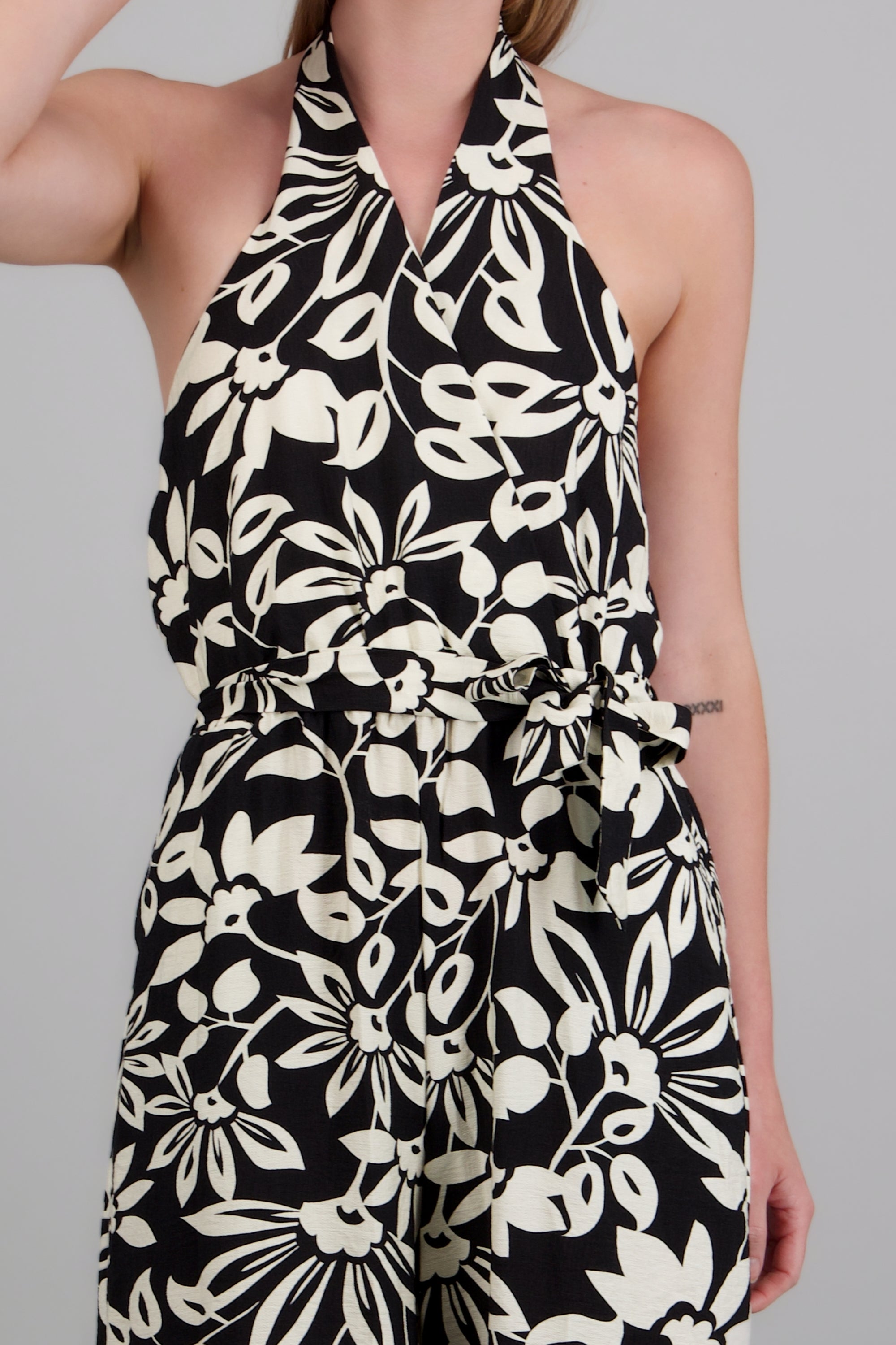 Jumpsuit halter amplio NEGRO COMBO