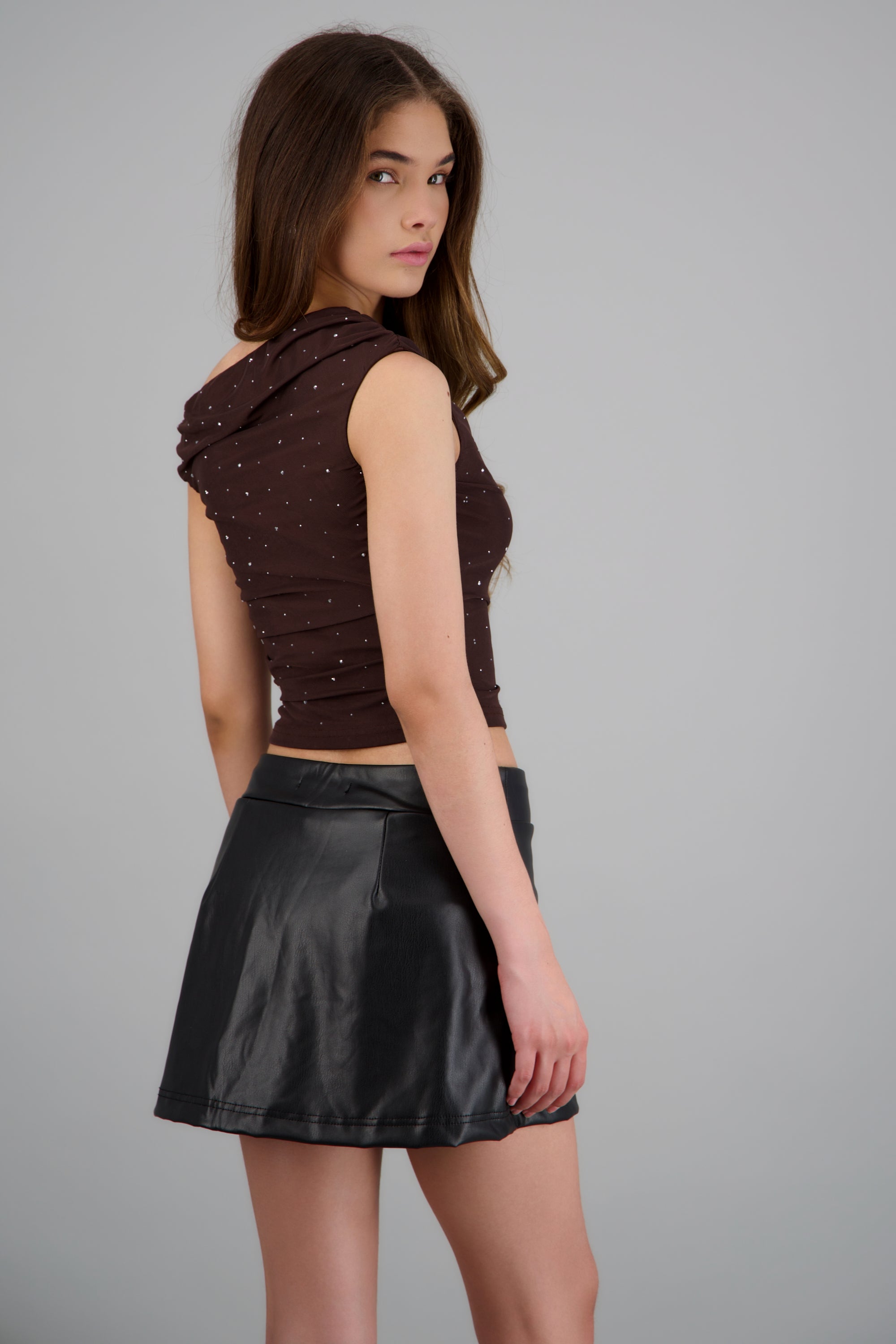 Top one shoulder detalle brillos CHOCOLATE