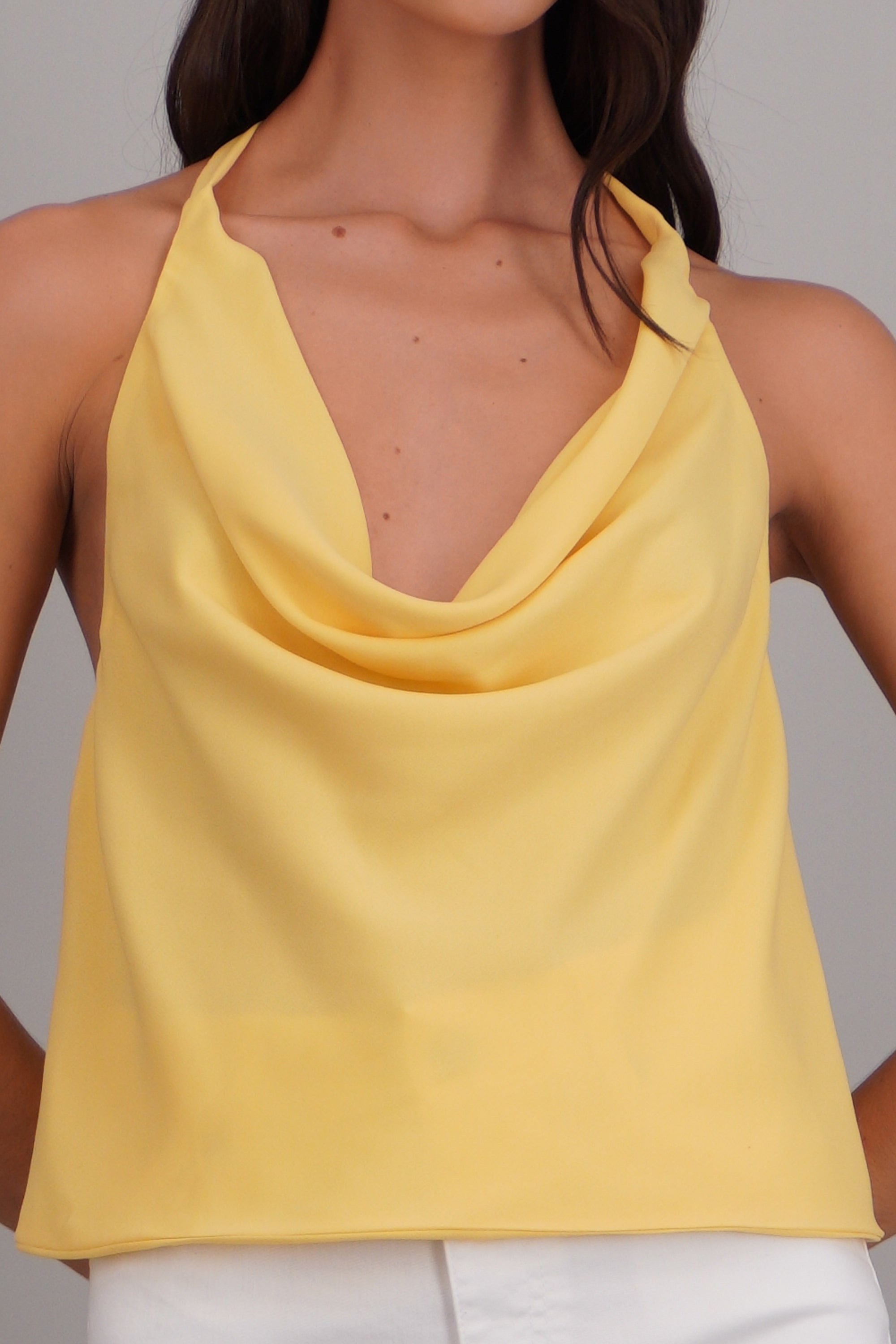 Top cuello halter sin mangas AMARILLO PASTEL